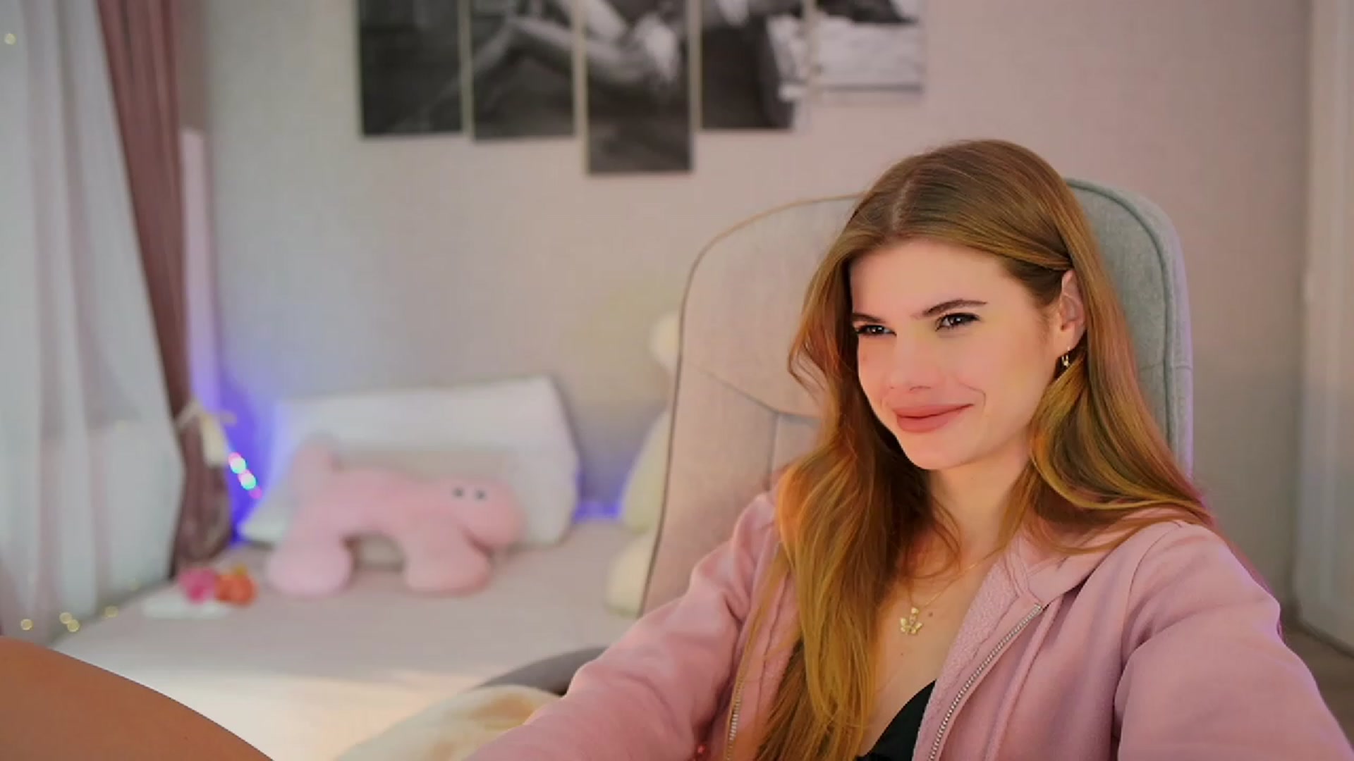 Gallery image thumbnail from RileyReid_18's myfreecams stream on, 11/08/2023, 15:20 image 15 of 20