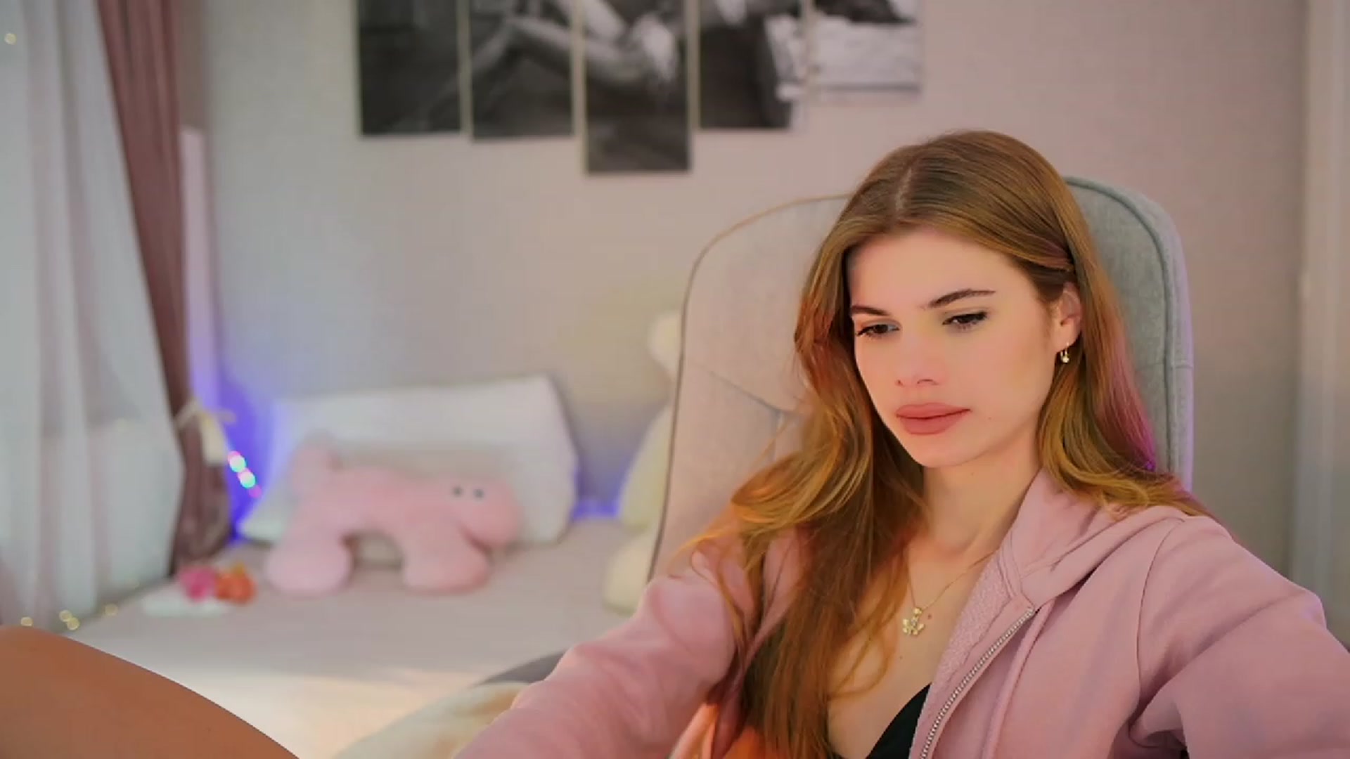 Gallery image thumbnail from RileyReid_18's myfreecams stream on, 11/08/2023, 15:20 image 16 of 20
