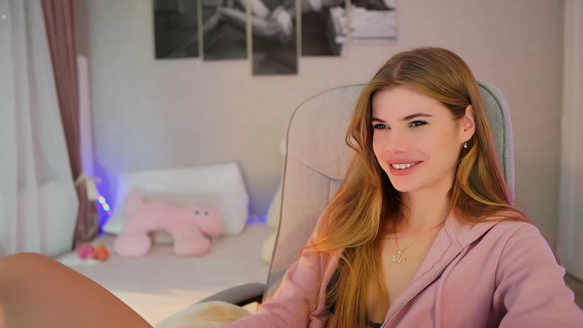 Gallery image thumbnail from RileyReid_18's myfreecams stream on, 11/08/2023, 15:20 image 12 of 20