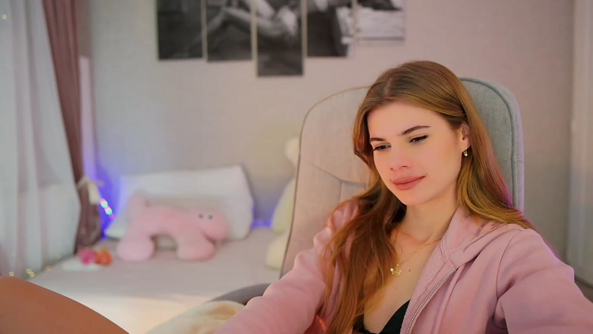 Gallery image thumbnail from RileyReid_18's myfreecams stream on, 11/08/2023, 15:20 image 17 of 20