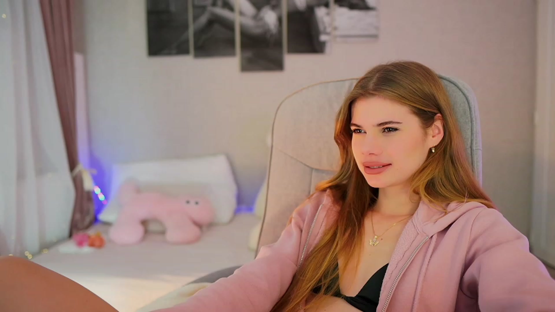 Gallery image thumbnail from RileyReid_18's myfreecams stream on, 11/08/2023, 15:20 image 18 of 20