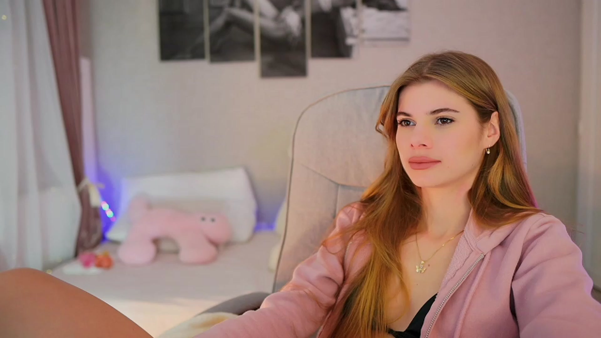 Gallery image thumbnail from RileyReid_18's myfreecams stream on, 11/08/2023, 15:20 image 11 of 20