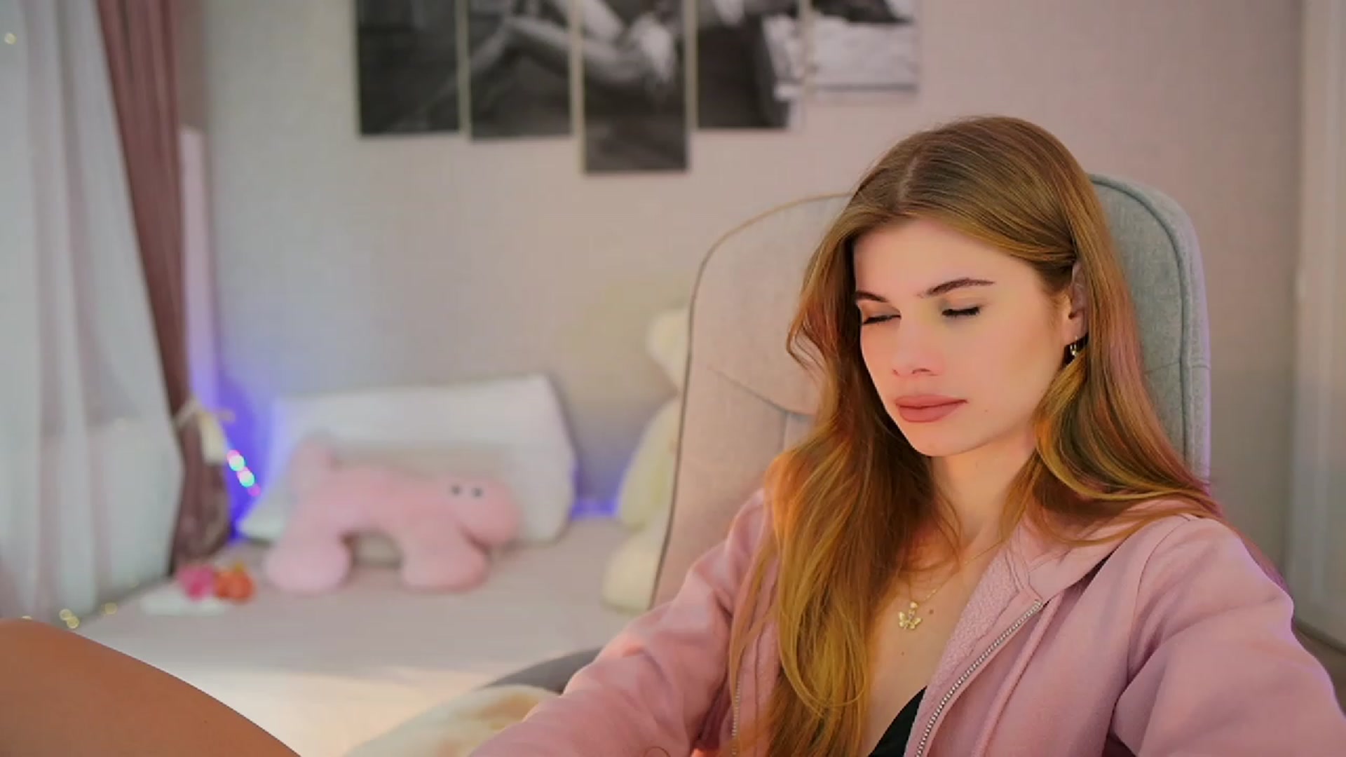 Gallery image thumbnail from RileyReid_18's myfreecams stream on, 11/08/2023, 15:20 image 14 of 20