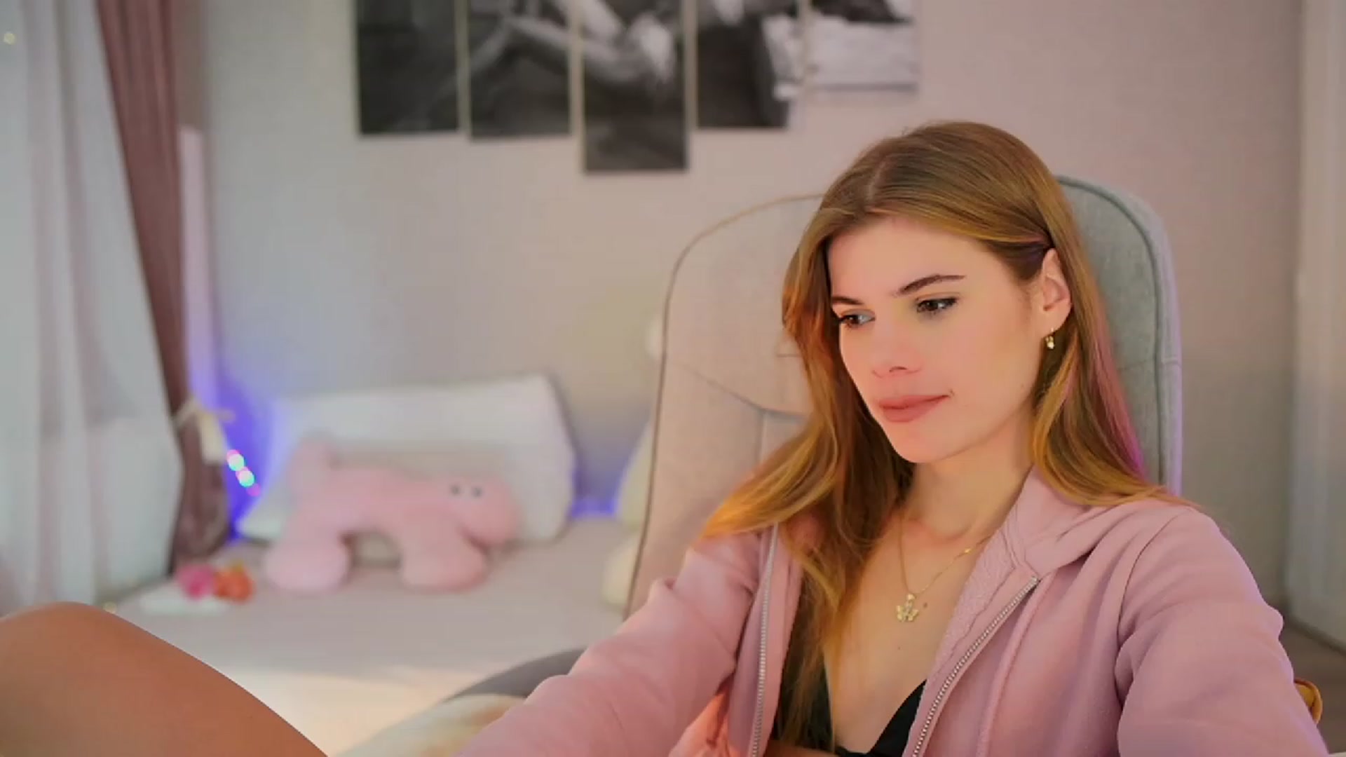 Gallery image thumbnail from RileyReid_18's myfreecams stream on, 11/08/2023, 15:20 image 19 of 20