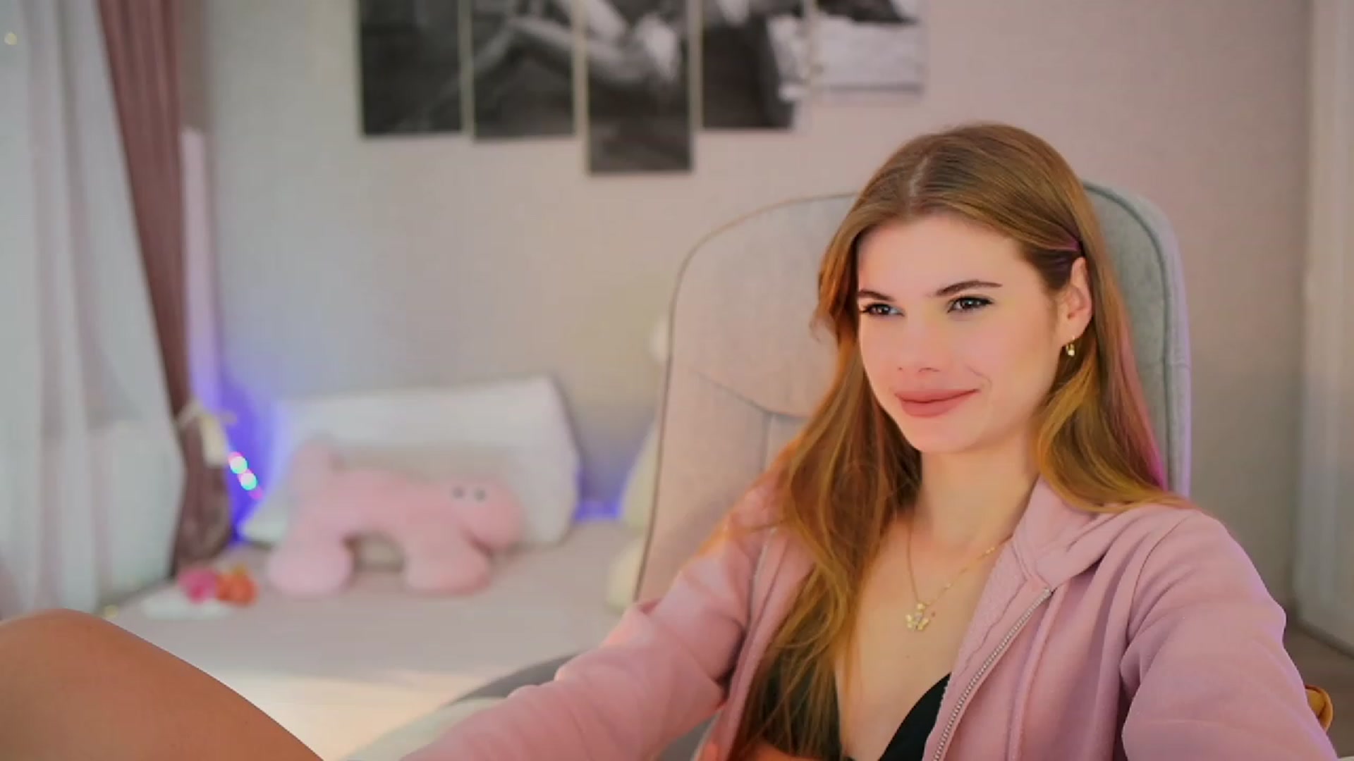 Gallery image thumbnail from RileyReid_18's myfreecams stream on, 11/08/2023, 15:20 image 20 of 20