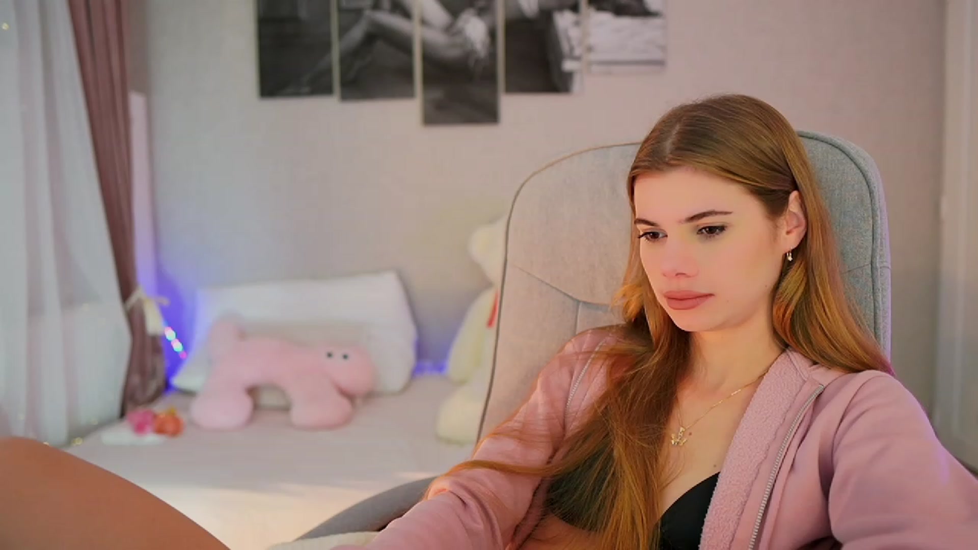 Gallery image thumbnail from RileyReid_18's myfreecams stream on, 11/08/2023, 16:07 image 6 of 20