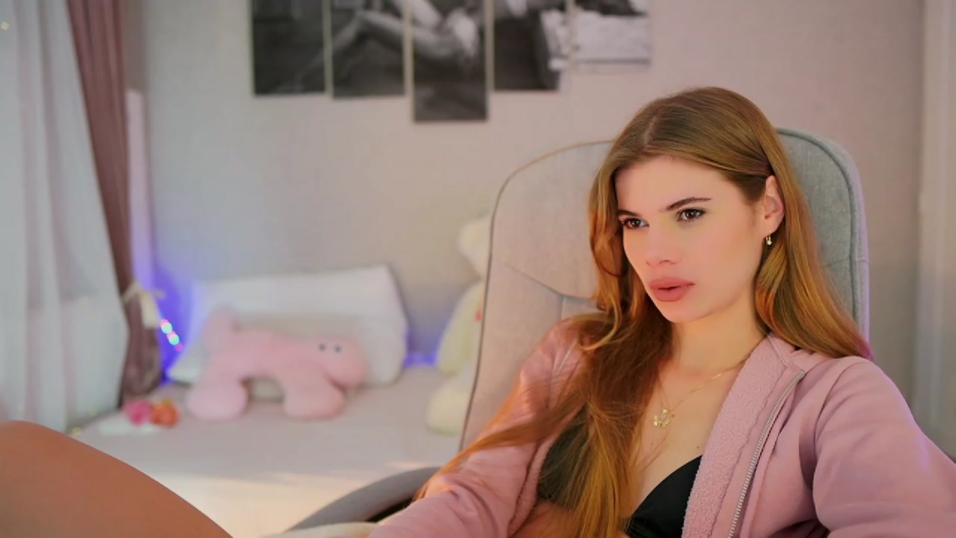 Gallery image thumbnail from RileyReid_18's myfreecams stream on, 11/08/2023, 16:07 image 5 of 20