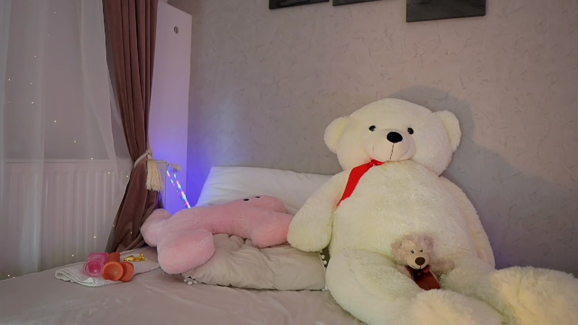 Gallery image thumbnail from RileyReid_18's myfreecams stream on, 11/08/2023, 19:00 image 3 of 20