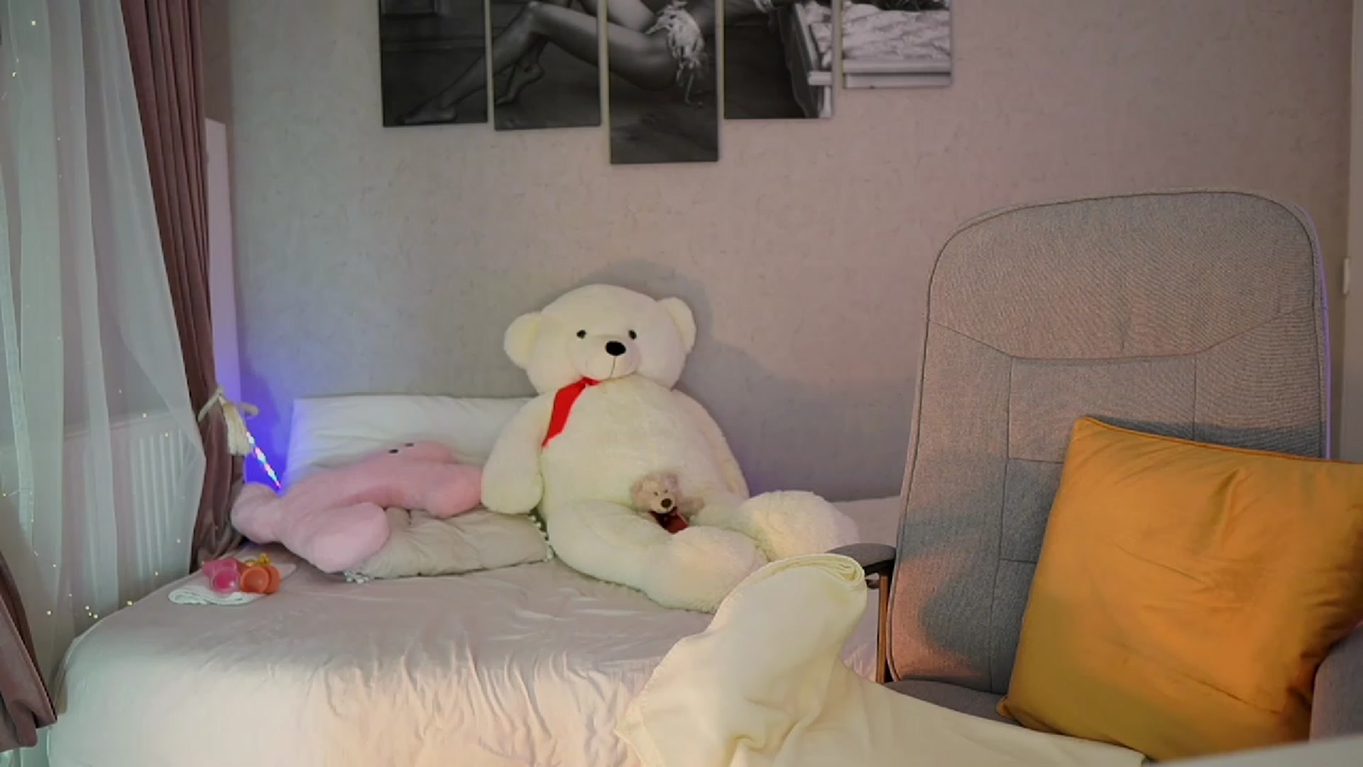 Gallery image thumbnail from RileyReid_18's myfreecams stream on, 11/08/2023, 19:00 image 6 of 20