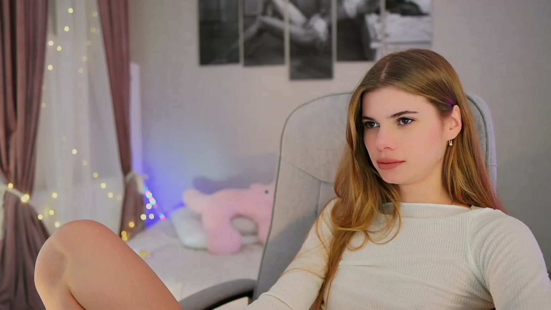 Gallery image thumbnail from RileyReid_18's myfreecams stream on, 11/10/2023, 17:57 image 19 of 20