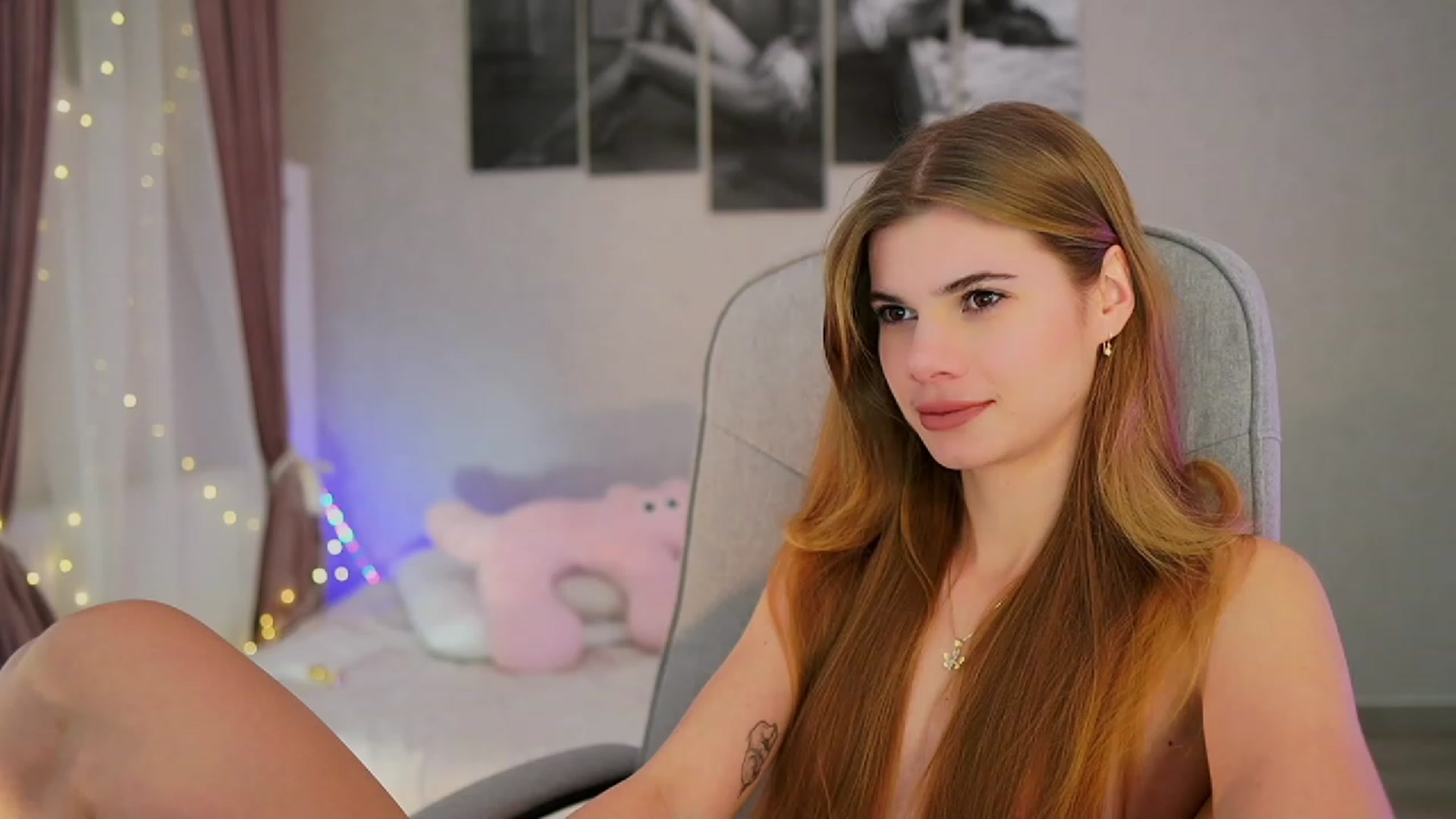Gallery image thumbnail from RileyReid_18's myfreecams stream on, 11/10/2023, 18:39 image 13 of 20
