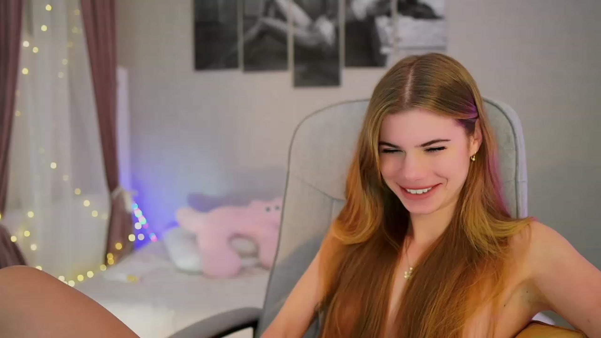 Gallery image thumbnail from RileyReid_18's myfreecams stream on, 11/10/2023, 18:39 image 14 of 20