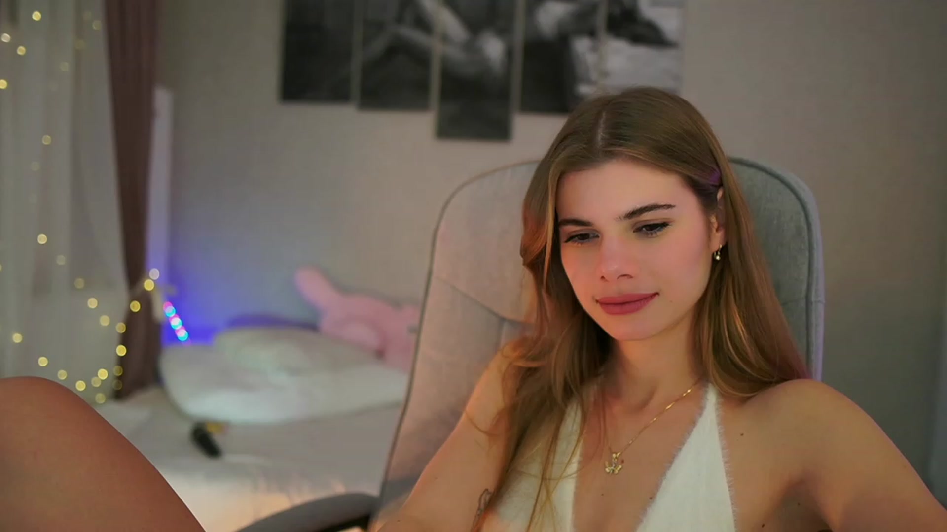 Gallery image thumbnail from RileyReid_18's myfreecams stream on, 11/11/2023, 23:51 image 7 of 20