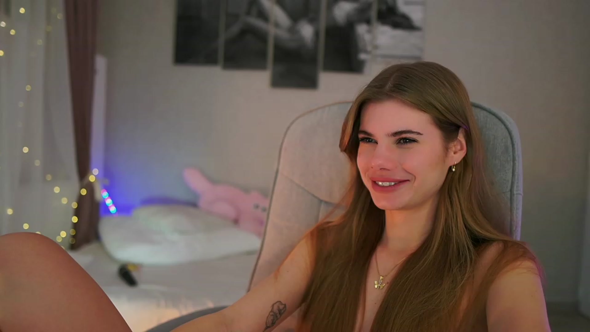 Gallery image thumbnail from RileyReid_18's myfreecams stream on, 11/11/2023, 23:51 image 14 of 20