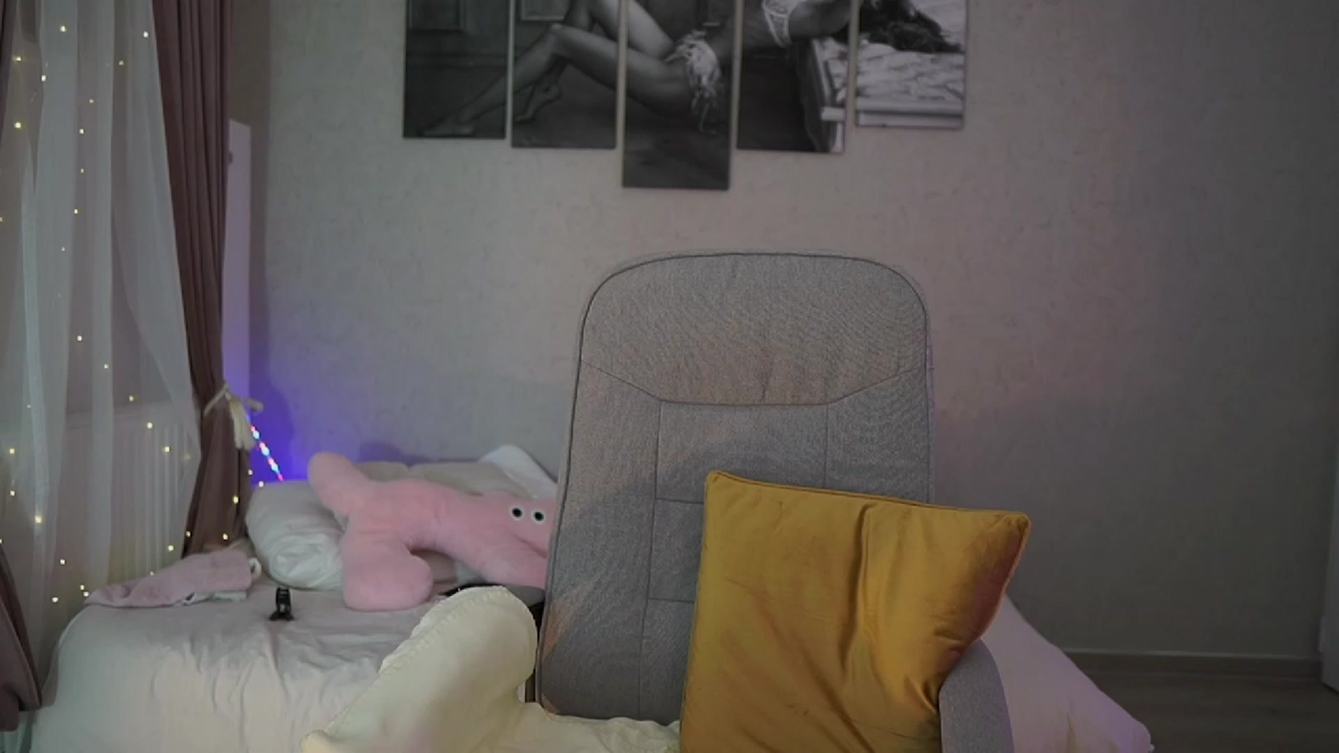 Gallery image thumbnail from RileyReid_18's myfreecams stream on, 11/13/2023, 16:04 image 3 of 20