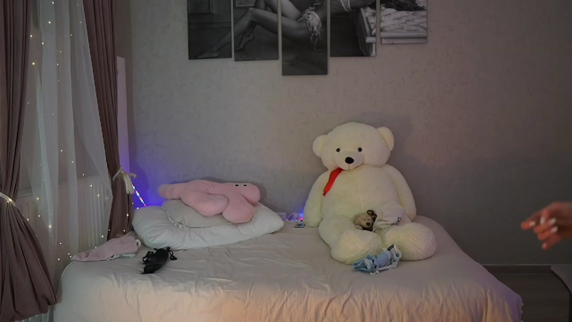 Gallery image thumbnail from RileyReid_18's myfreecams stream on, 11/13/2023, 18:44 image 6 of 20