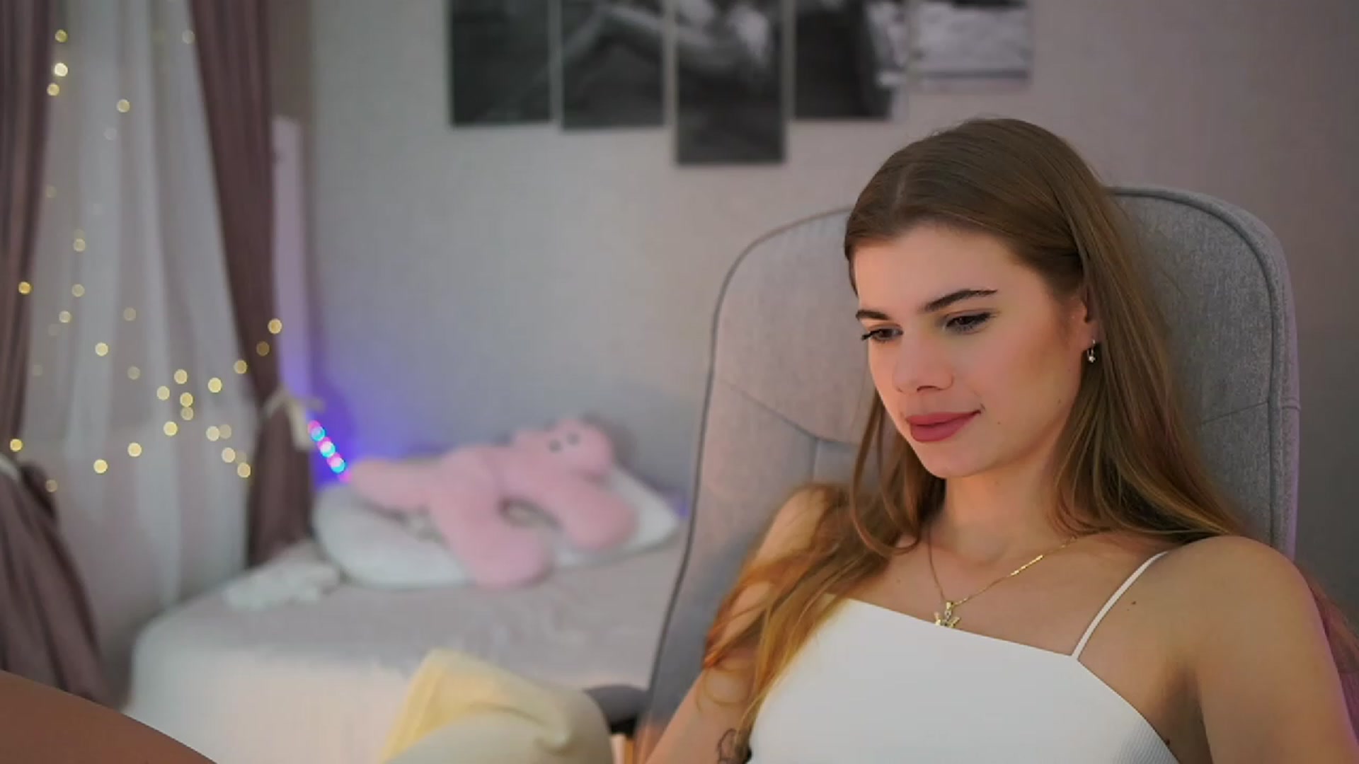 Gallery image thumbnail from RileyReid_18's myfreecams stream on, 11/16/2023, 15:21 image 13 of 20