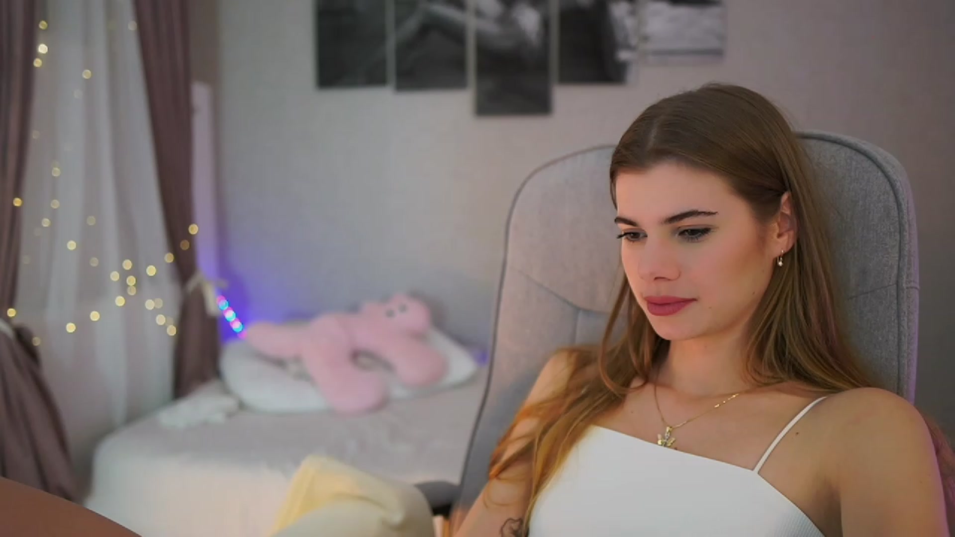 Gallery image thumbnail from RileyReid_18's myfreecams stream on, 11/16/2023, 15:21 image 16 of 20