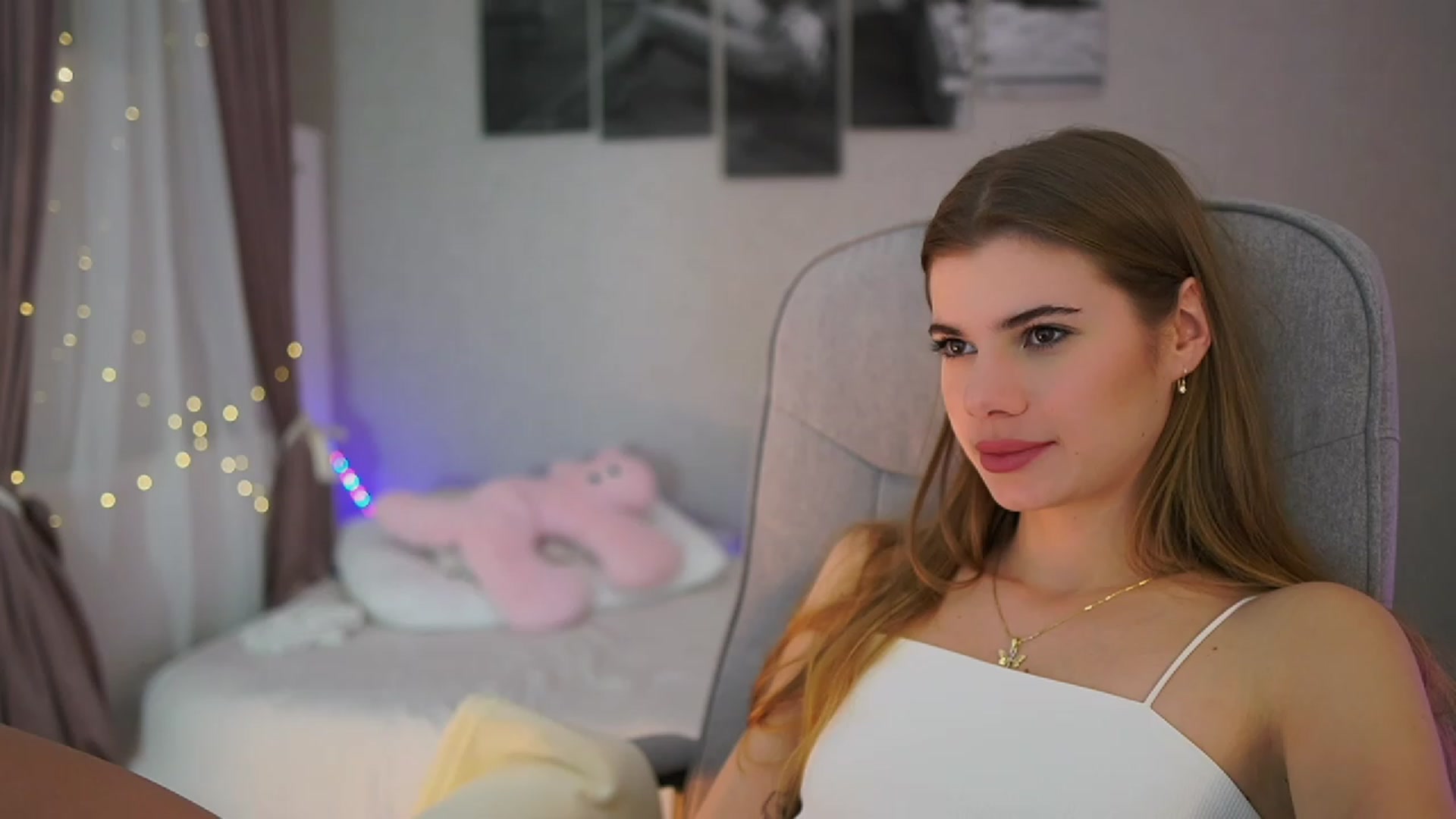 Gallery image thumbnail from RileyReid_18's myfreecams stream on, 11/16/2023, 15:21 image 14 of 20