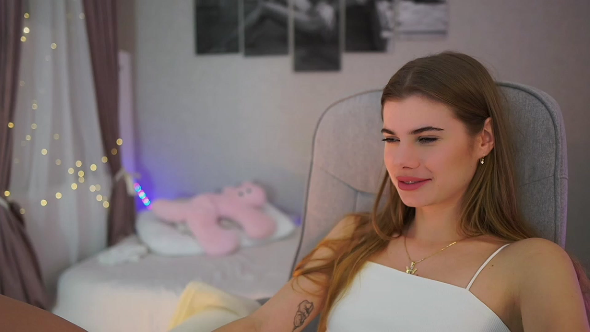 Gallery image thumbnail from RileyReid_18's myfreecams stream on, 11/16/2023, 15:21 image 15 of 20