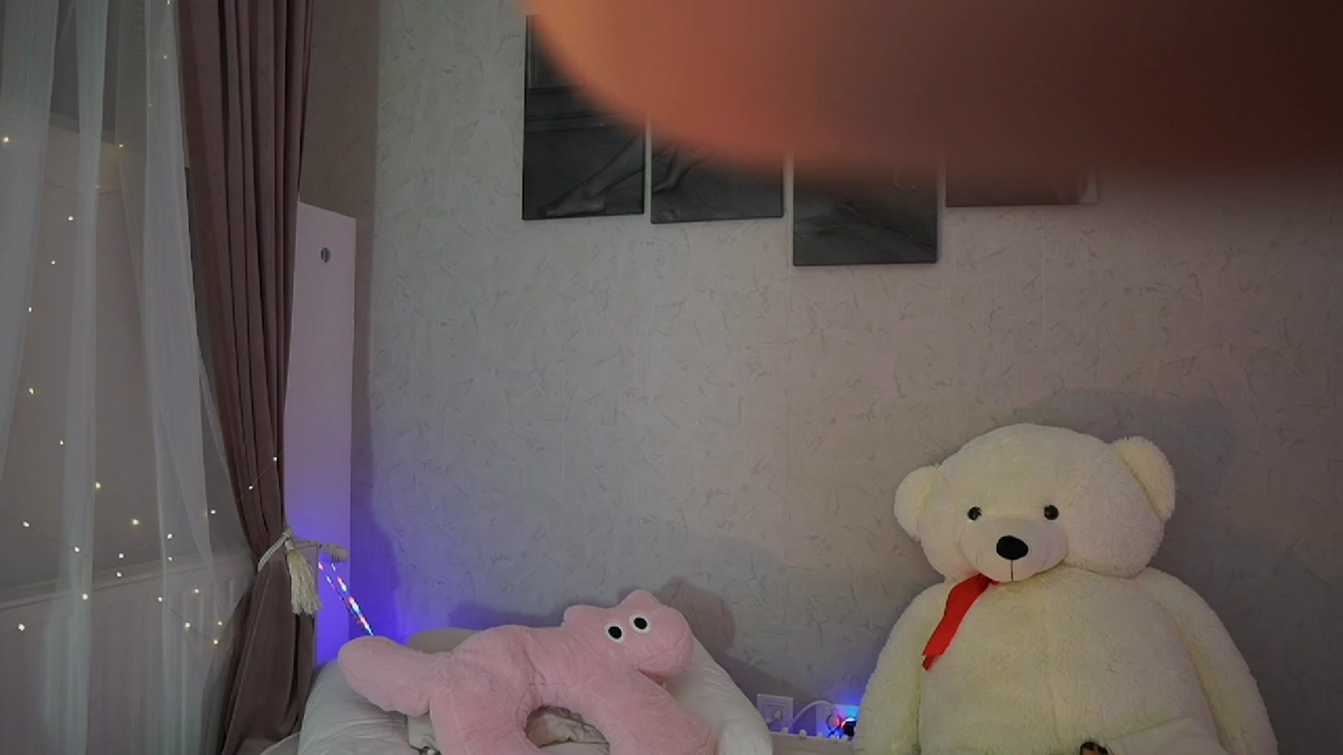 Gallery image thumbnail from RileyReid_18's myfreecams stream on, 11/16/2023, 16:14 image 4 of 20