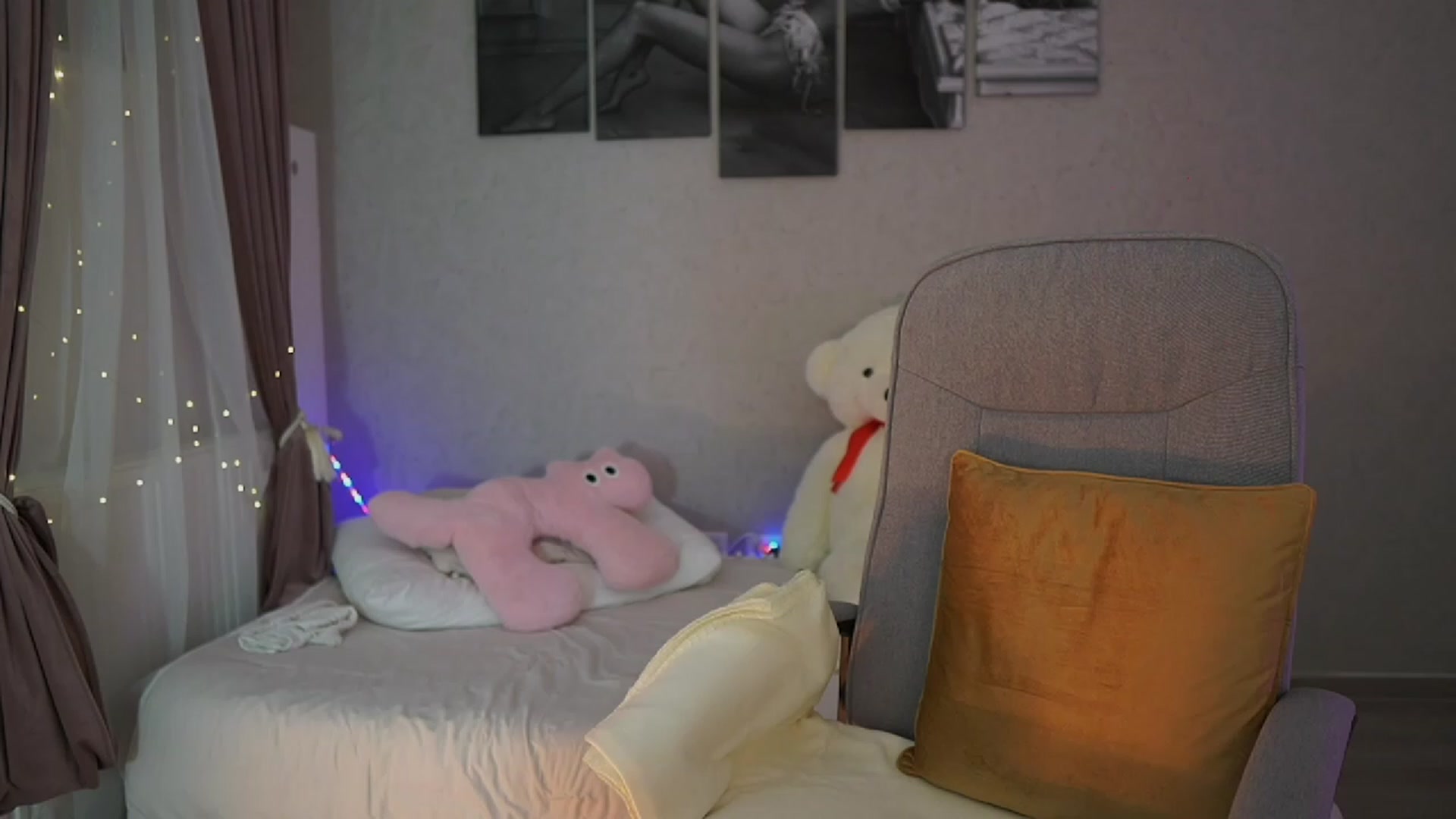 Gallery image thumbnail from RileyReid_18's myfreecams stream on, 11/16/2023, 16:14 image 2 of 20