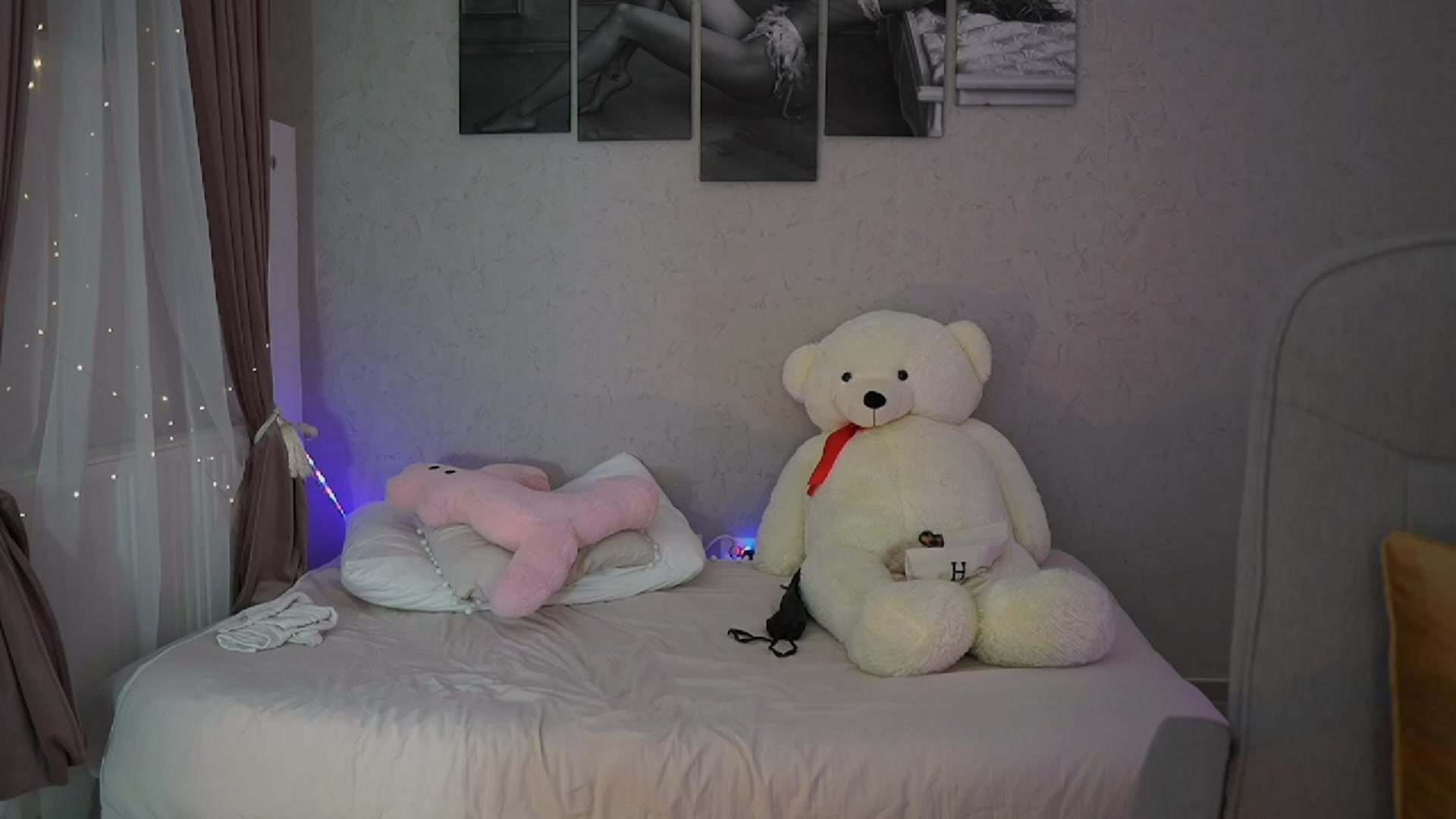 Gallery image thumbnail from RileyReid_18's myfreecams stream on, 11/16/2023, 18:46 image 8 of 20