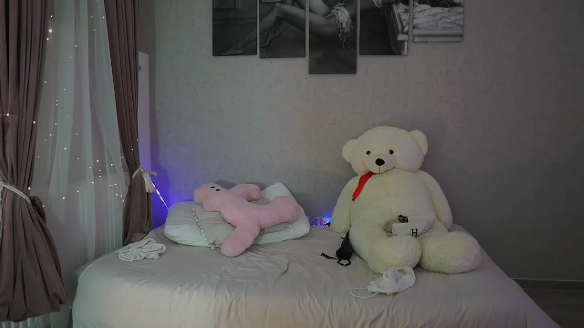 Gallery image thumbnail from RileyReid_18's myfreecams stream on, 11/16/2023, 18:46 image 15 of 20