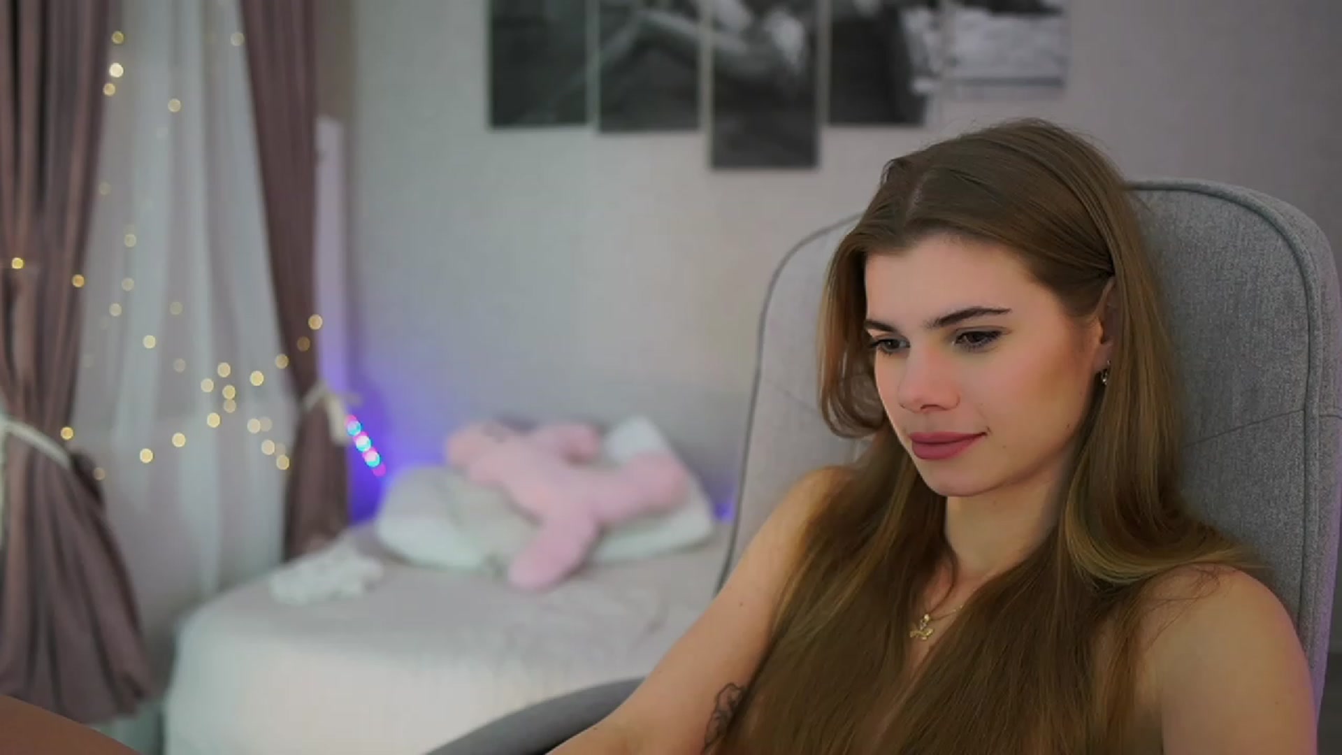 Gallery image thumbnail from RileyReid_18's myfreecams stream on, 11/16/2023, 18:46 image 17 of 20