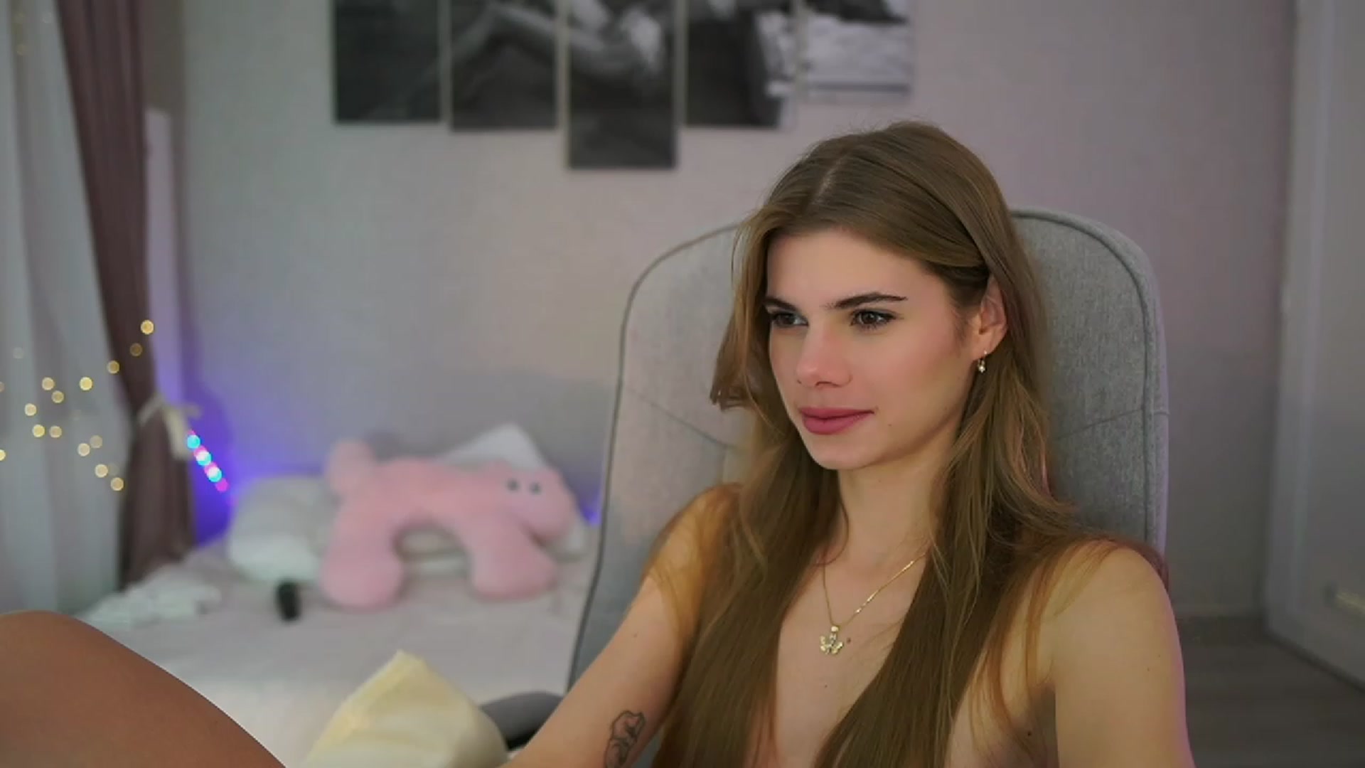 Gallery image thumbnail from RileyReid_18's myfreecams stream on, 11/17/2023, 16:06 image 18 of 20