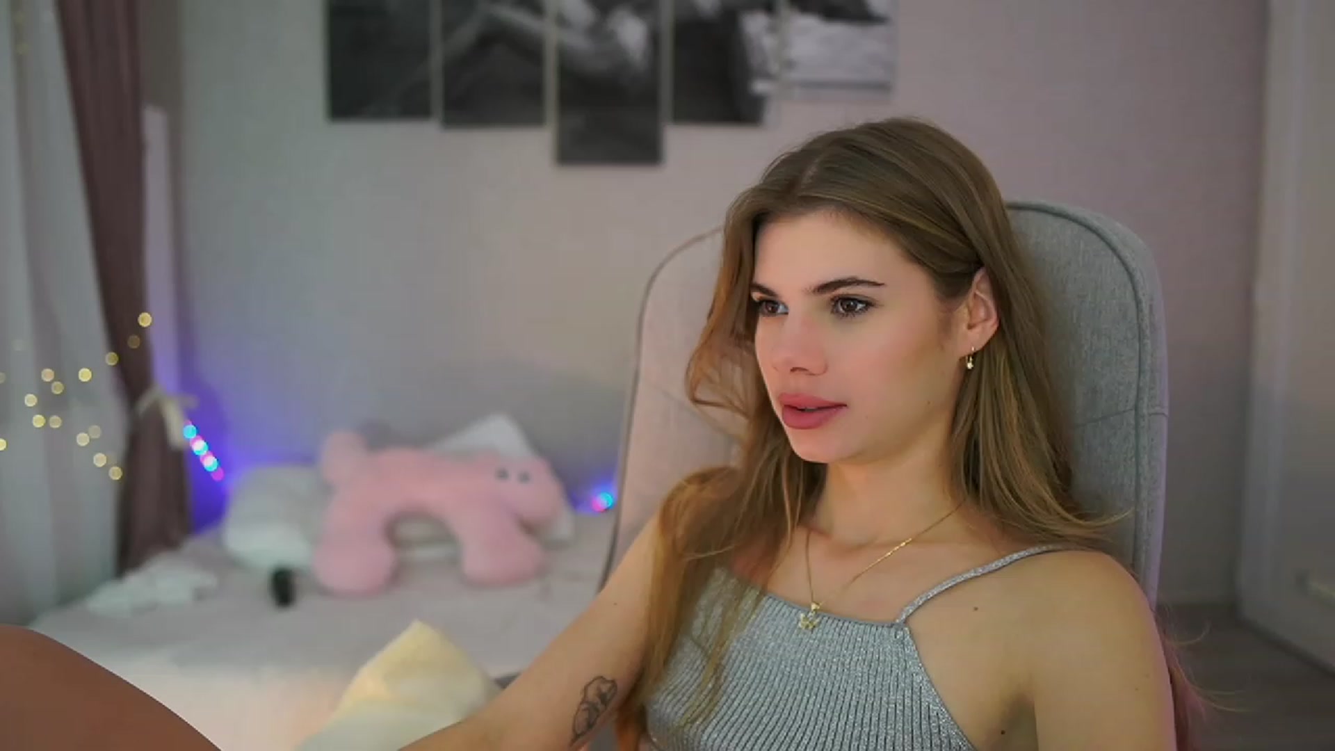 Gallery image thumbnail from RileyReid_18's myfreecams stream on, 11/17/2023, 16:06 image 10 of 20
