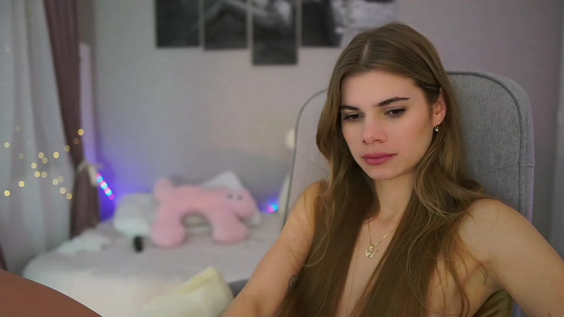 Gallery image thumbnail from RileyReid_18's myfreecams stream on, 11/17/2023, 17:41 image 14 of 20