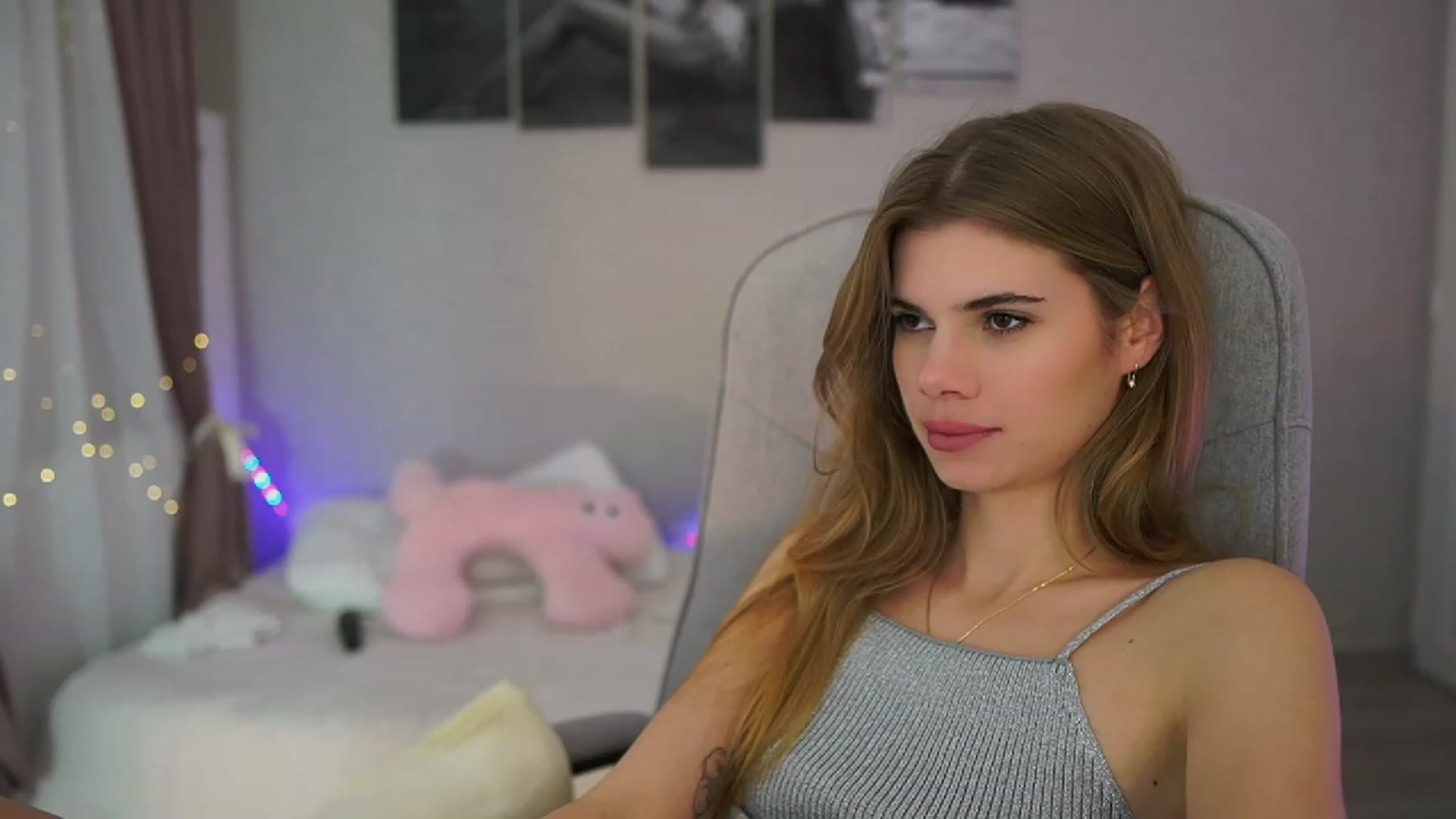 Gallery image thumbnail from RileyReid_18's myfreecams stream on, 11/17/2023, 17:41 image 7 of 20