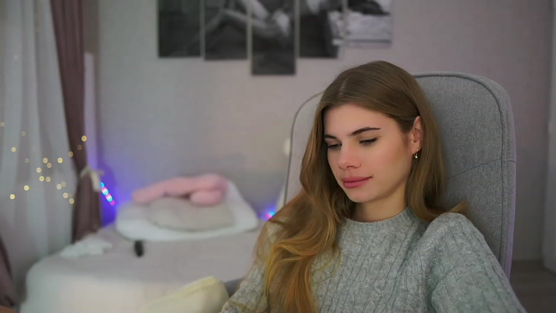 Gallery image thumbnail from RileyReid_18's myfreecams stream on, 11/17/2023, 19:02 image 6 of 20