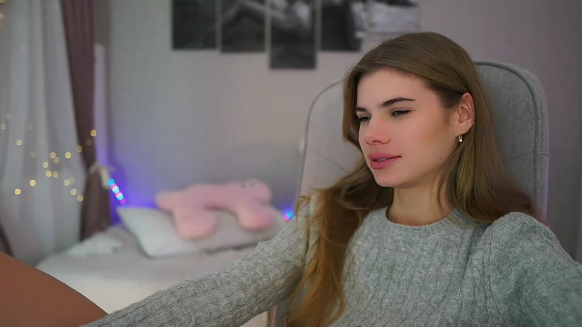 Gallery image thumbnail from RileyReid_18's myfreecams stream on, 11/17/2023, 19:02 image 13 of 20