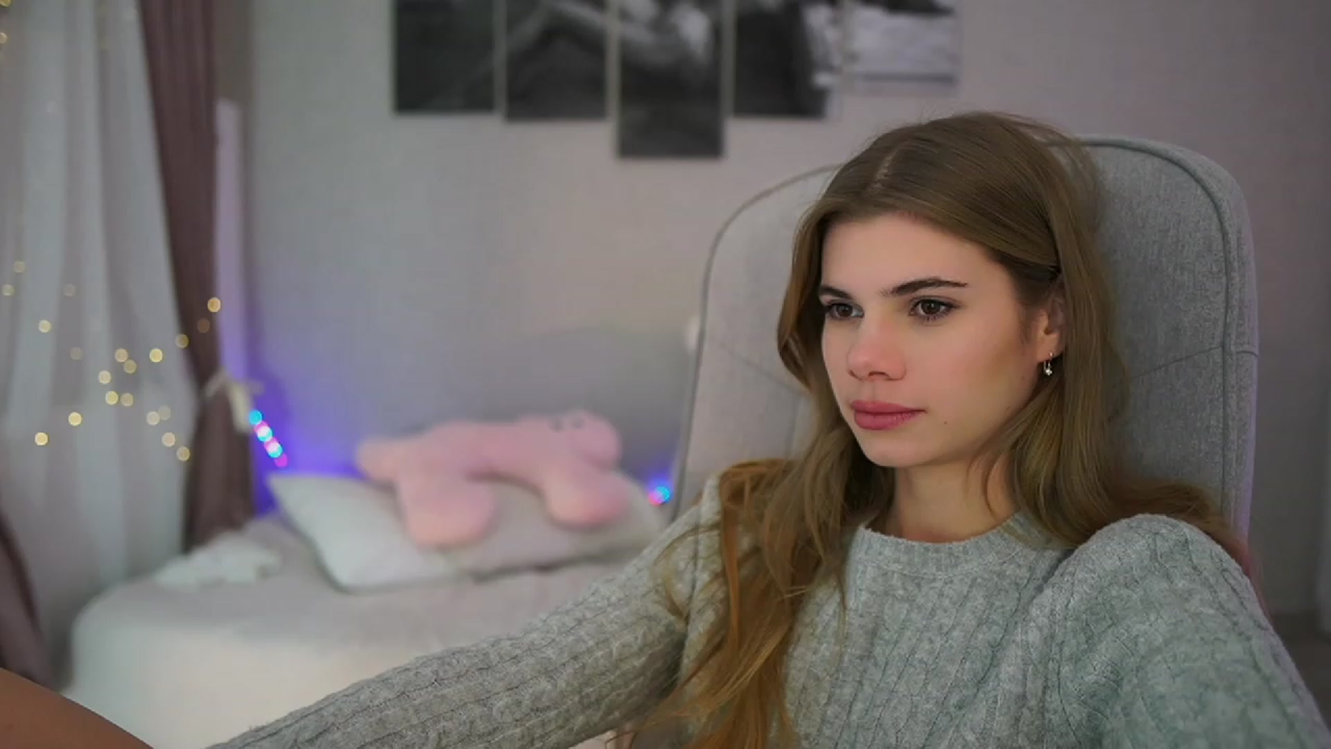 Gallery image thumbnail from RileyReid_18's myfreecams stream on, 11/17/2023, 19:02 image 14 of 20