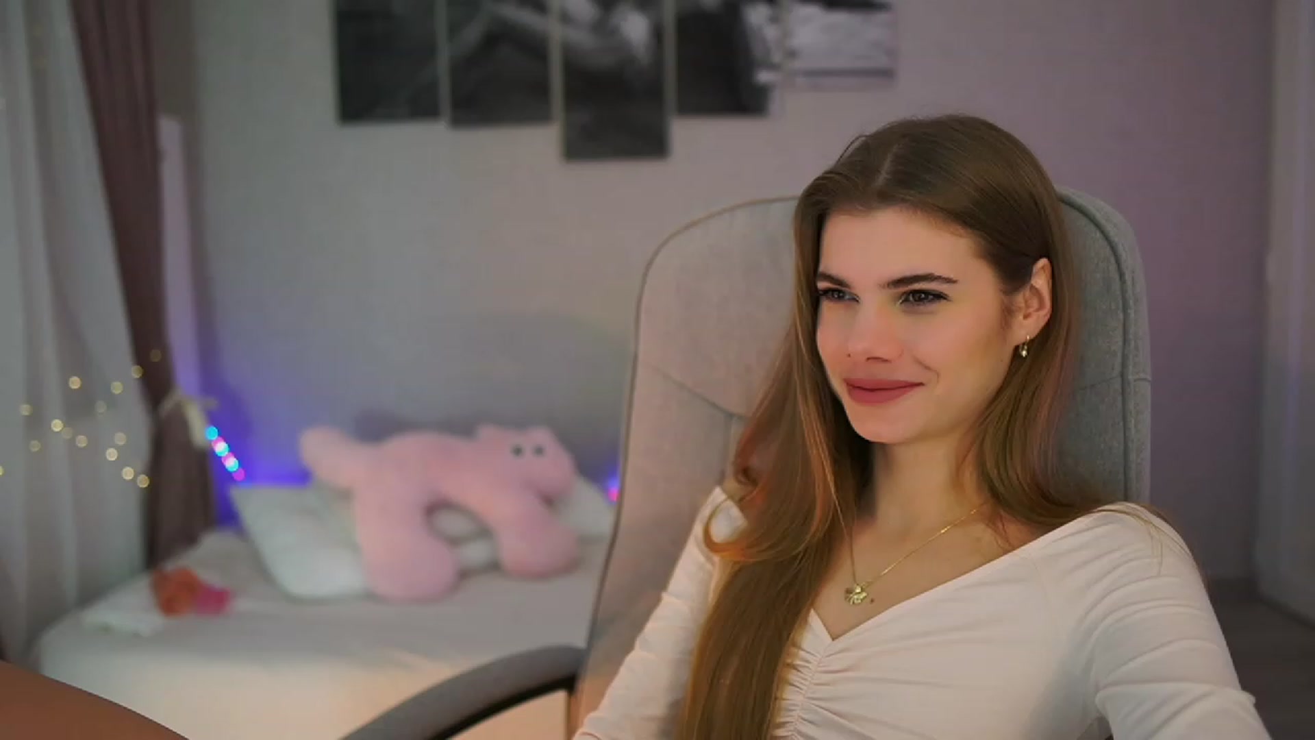 Gallery image thumbnail from RileyReid_18's myfreecams stream on, 11/20/2023, 17:05 image 6 of 20