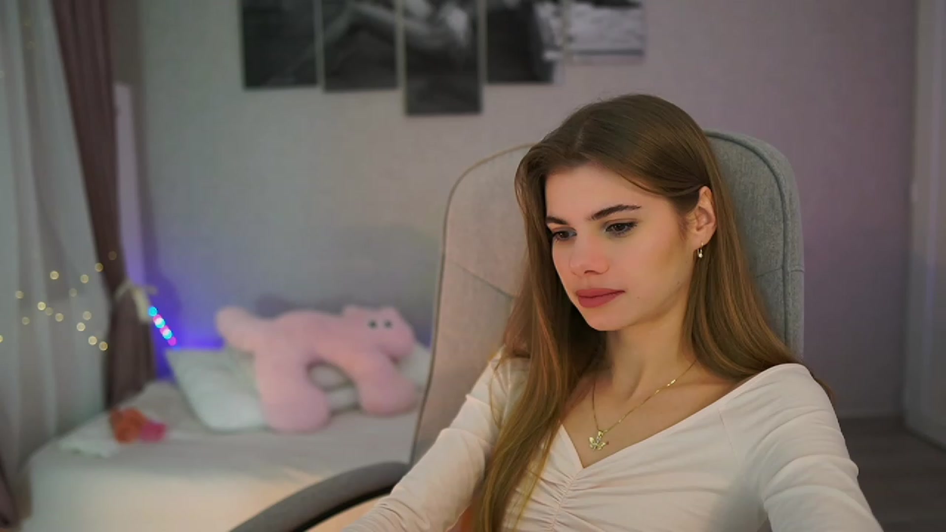 Gallery image thumbnail from RileyReid_18's myfreecams stream on, 11/20/2023, 17:05 image 9 of 20