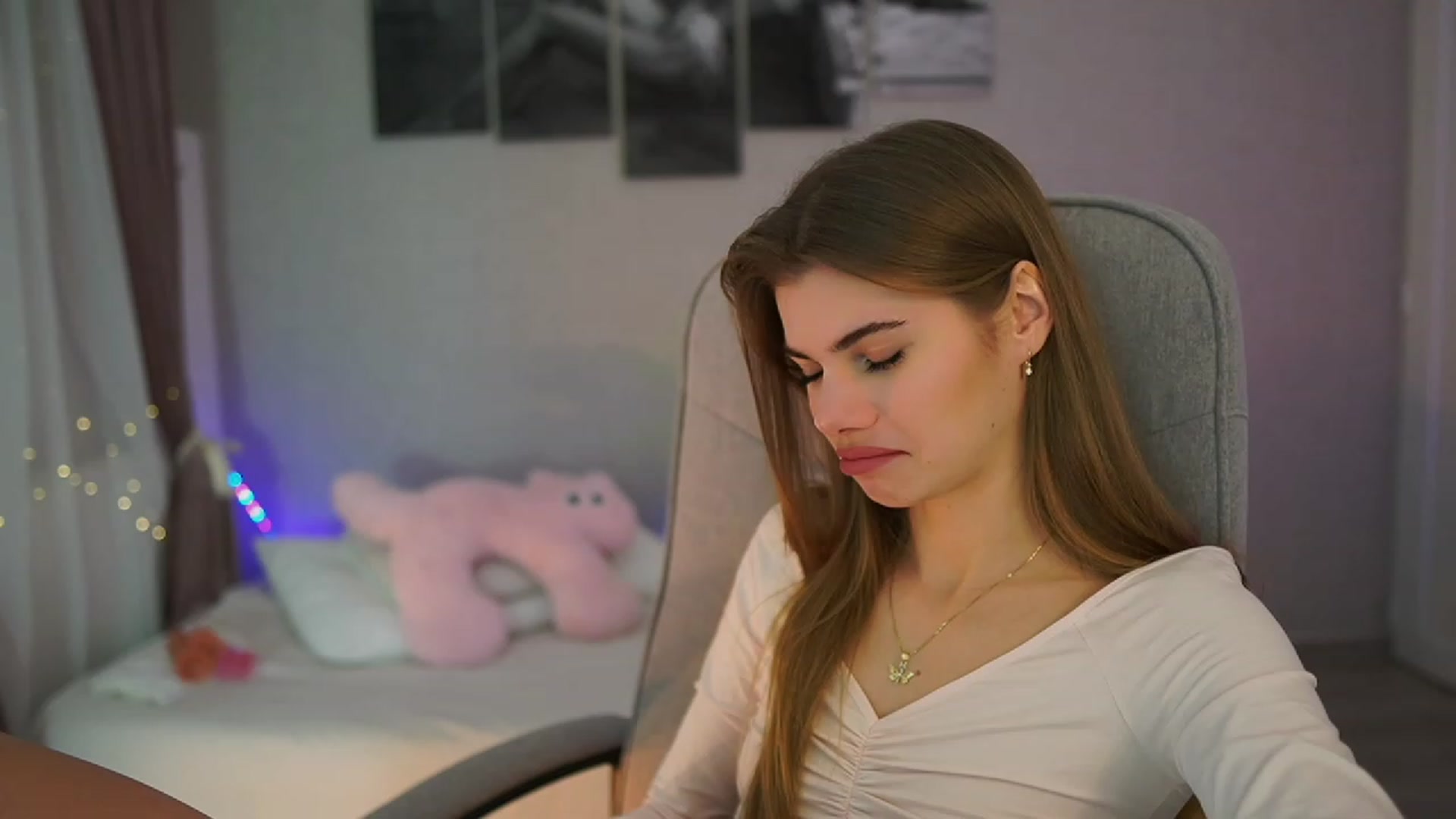 Gallery image thumbnail from RileyReid_18's myfreecams stream on, 11/20/2023, 17:05 image 8 of 20