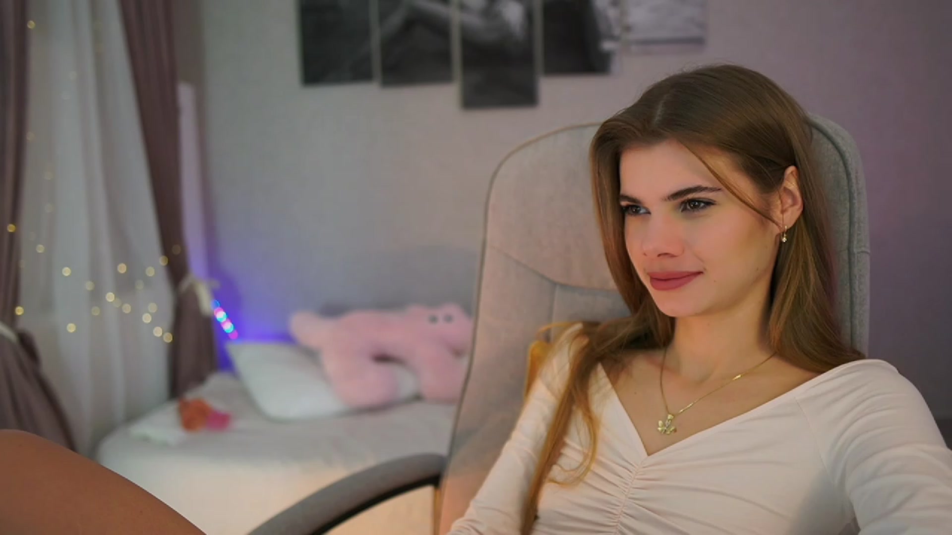 Gallery image thumbnail from RileyReid_18's myfreecams stream on, 11/20/2023, 17:05 image 14 of 20