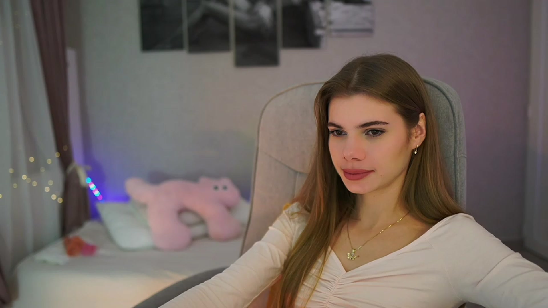 Gallery image thumbnail from RileyReid_18's myfreecams stream on, 11/20/2023, 17:05 image 10 of 20