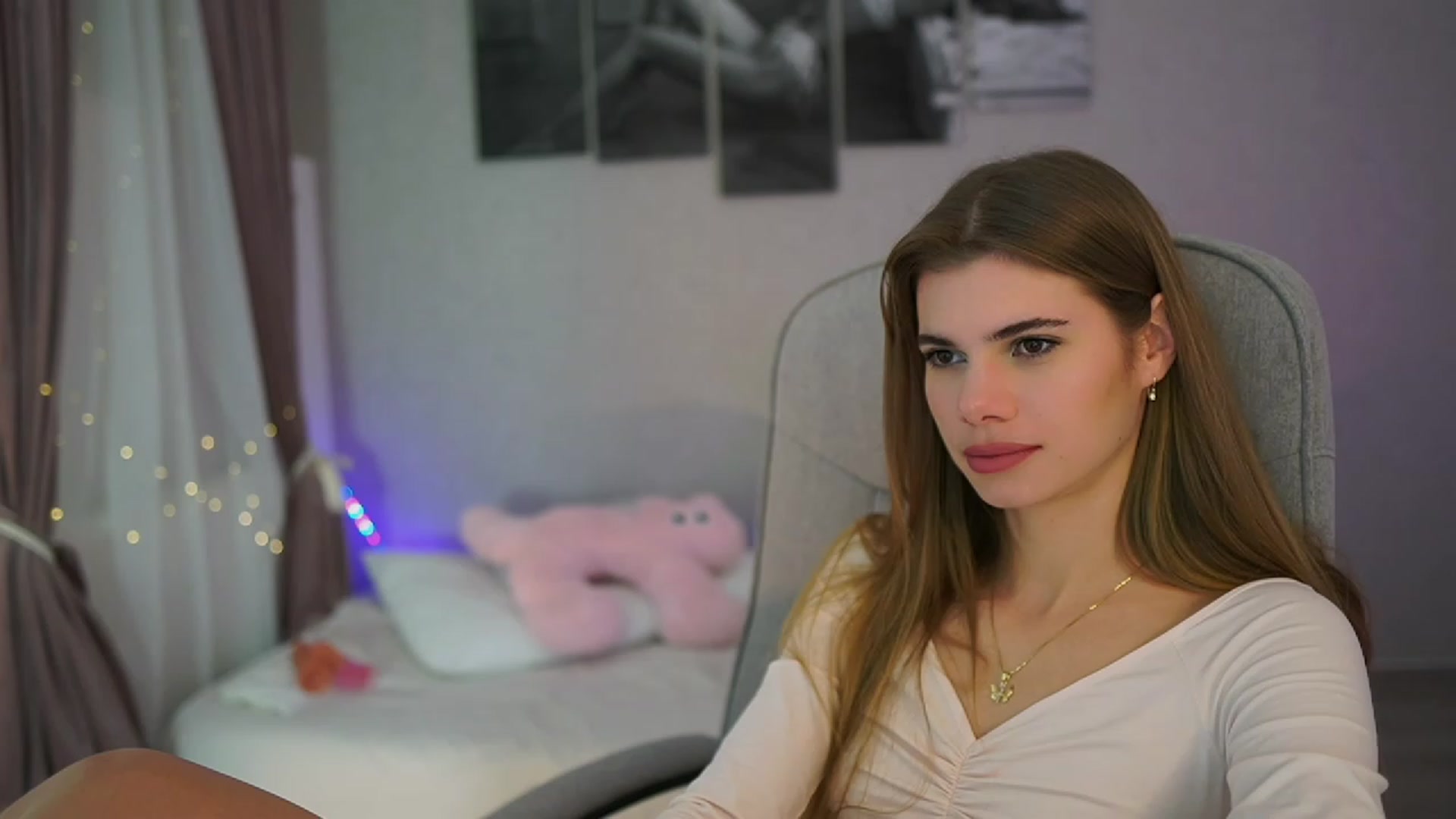Gallery image thumbnail from RileyReid_18's myfreecams stream on, 11/20/2023, 17:05 image 19 of 20