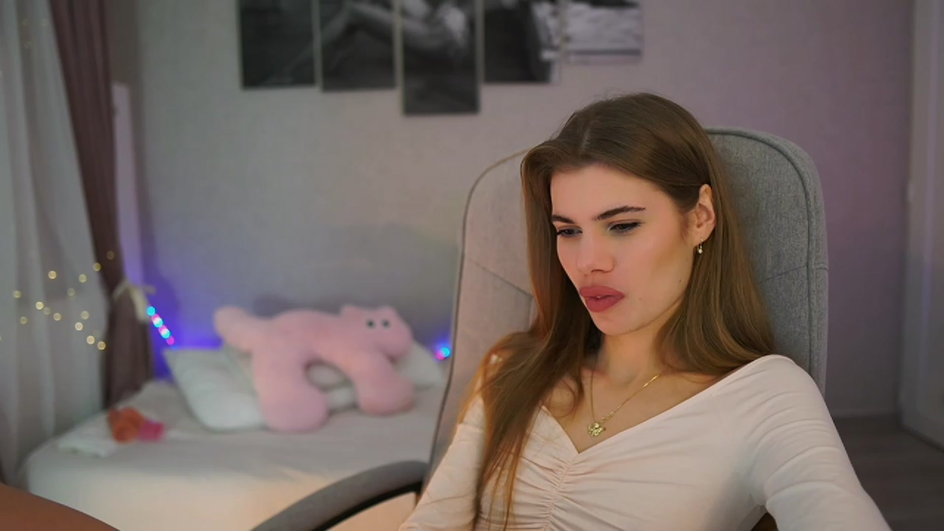 Gallery image thumbnail from RileyReid_18's myfreecams stream on, 11/20/2023, 17:05 image 4 of 20