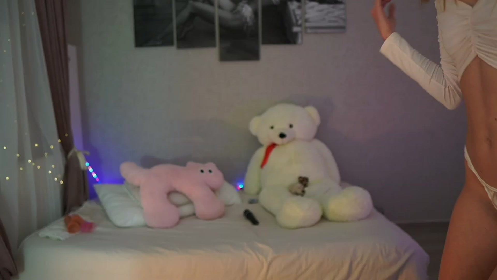 Gallery image thumbnail from RileyReid_18's myfreecams stream on, 11/20/2023, 17:05 image 2 of 20
