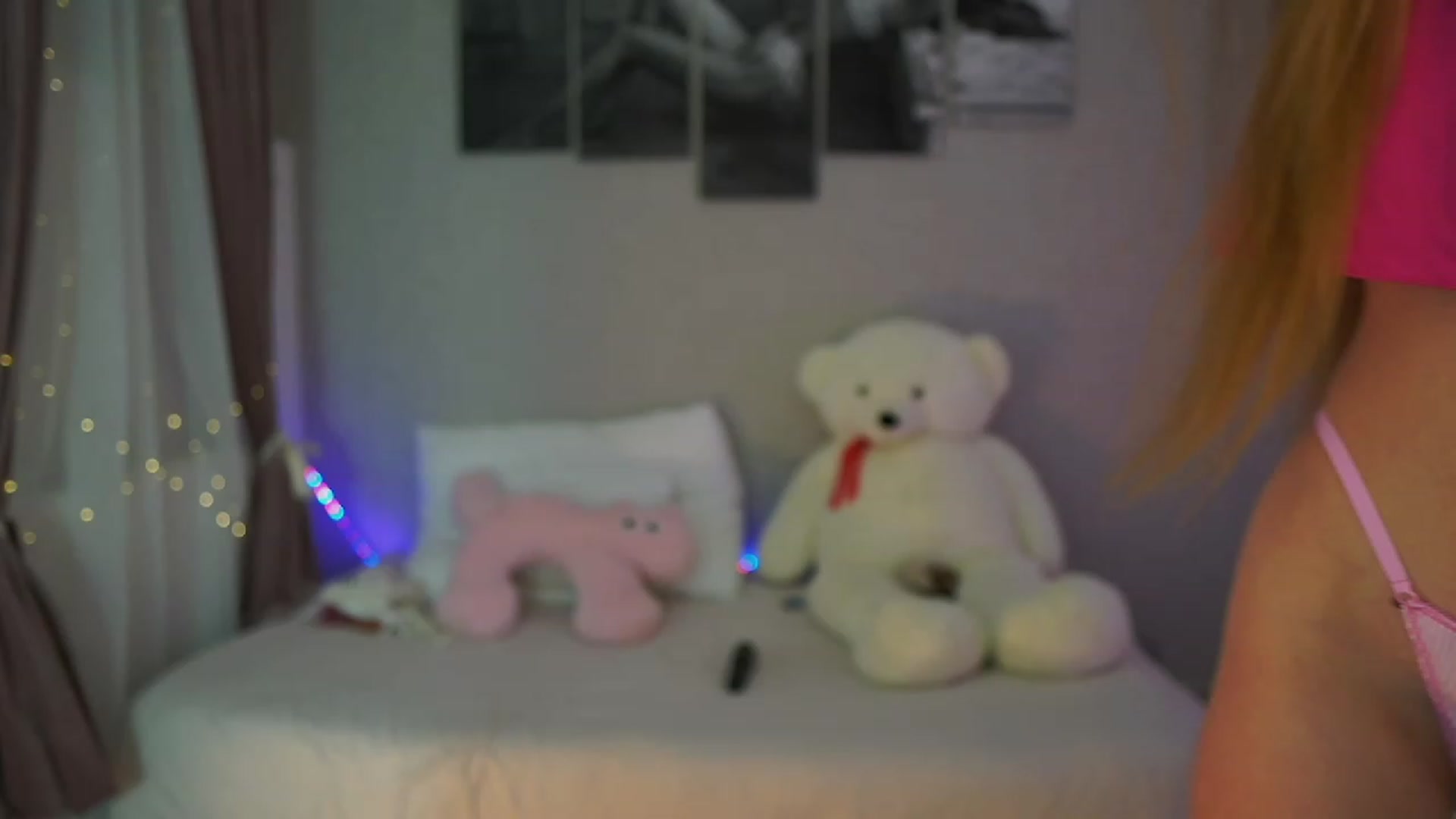 Gallery image thumbnail from RileyReid_18's myfreecams stream on, 11/21/2023, 14:26 image 12 of 20