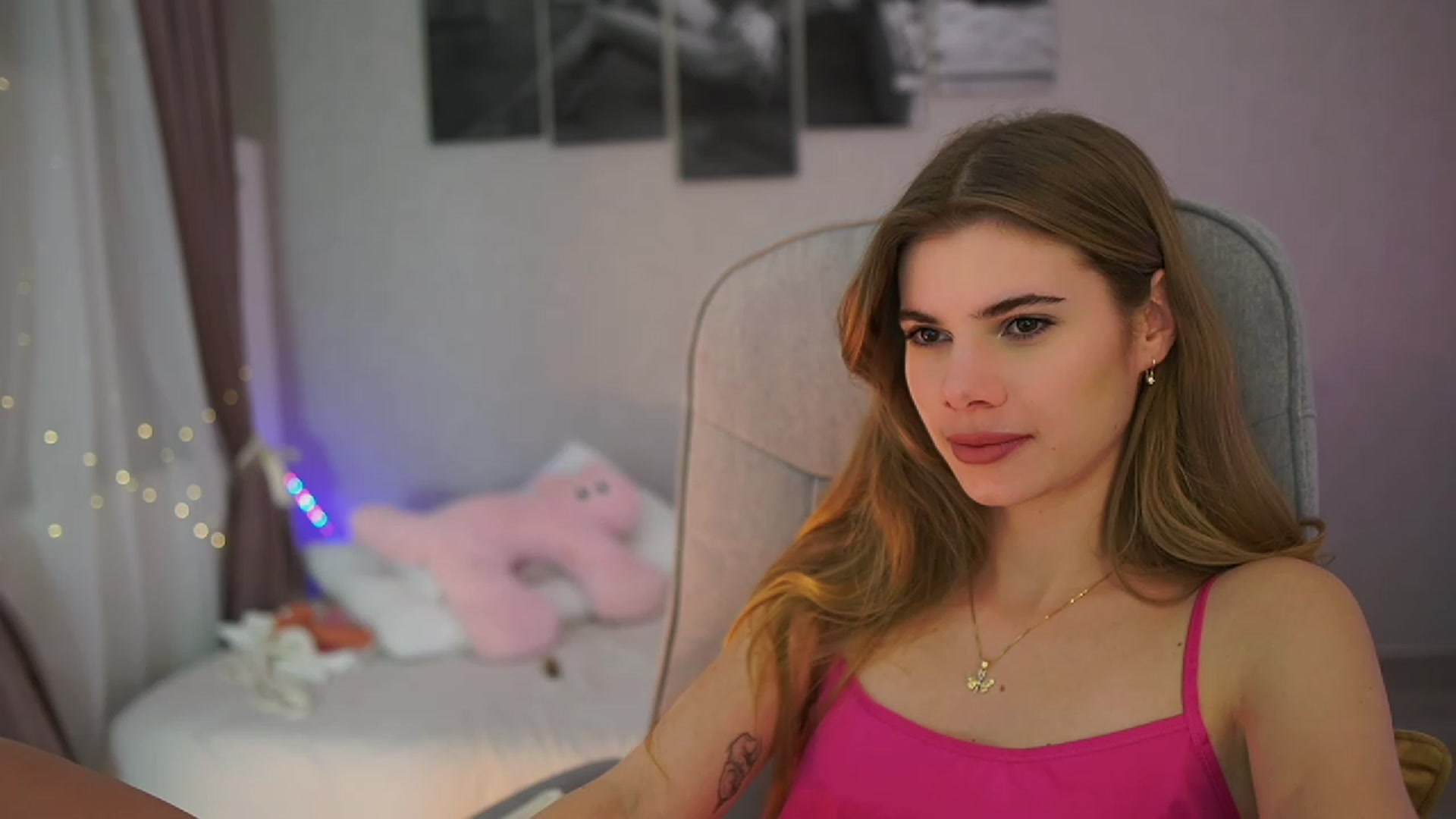 Gallery image thumbnail from RileyReid_18's myfreecams stream on, 11/21/2023, 15:19 image 20 of 20