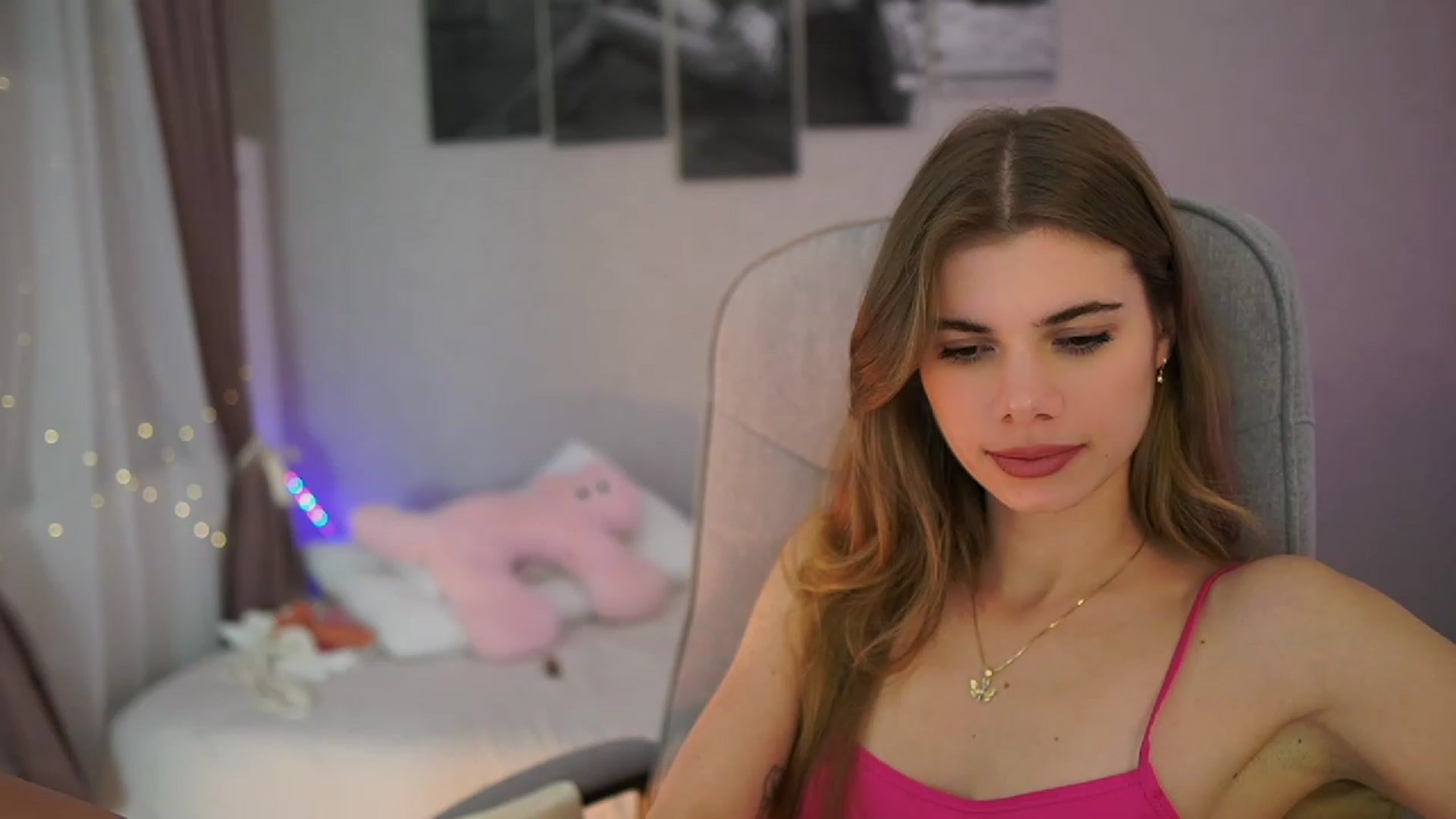 Gallery image thumbnail from RileyReid_18's myfreecams stream on, 11/21/2023, 16:09 image 9 of 20