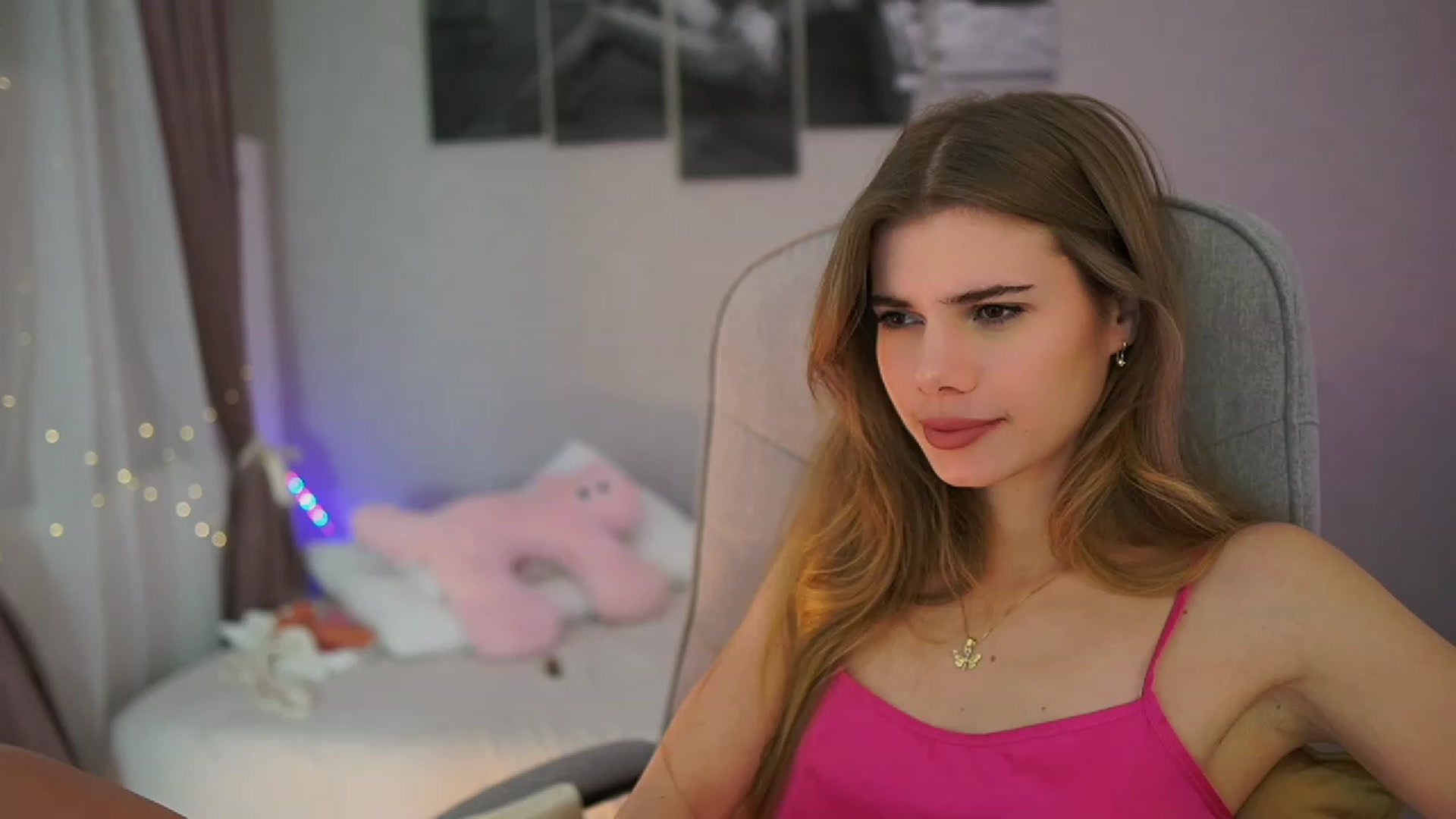 Gallery image thumbnail from RileyReid_18's myfreecams stream on, 11/21/2023, 16:09 image 4 of 20