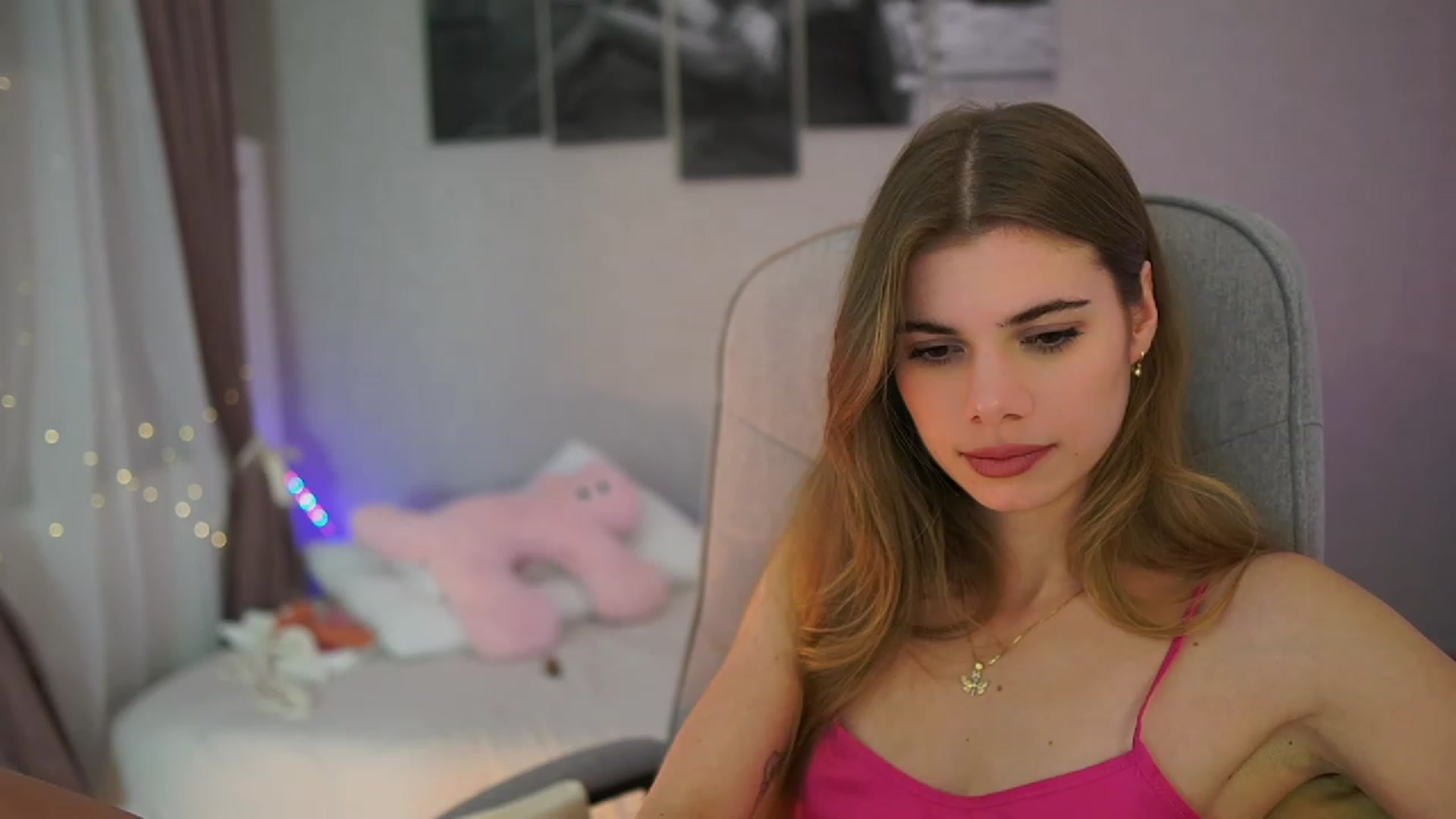 Gallery image thumbnail from RileyReid_18's myfreecams stream on, 11/21/2023, 16:09 image 5 of 20