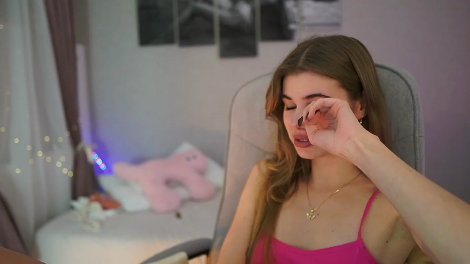 Gallery image thumbnail from RileyReid_18's myfreecams stream on, 11/21/2023, 16:09 image 8 of 20